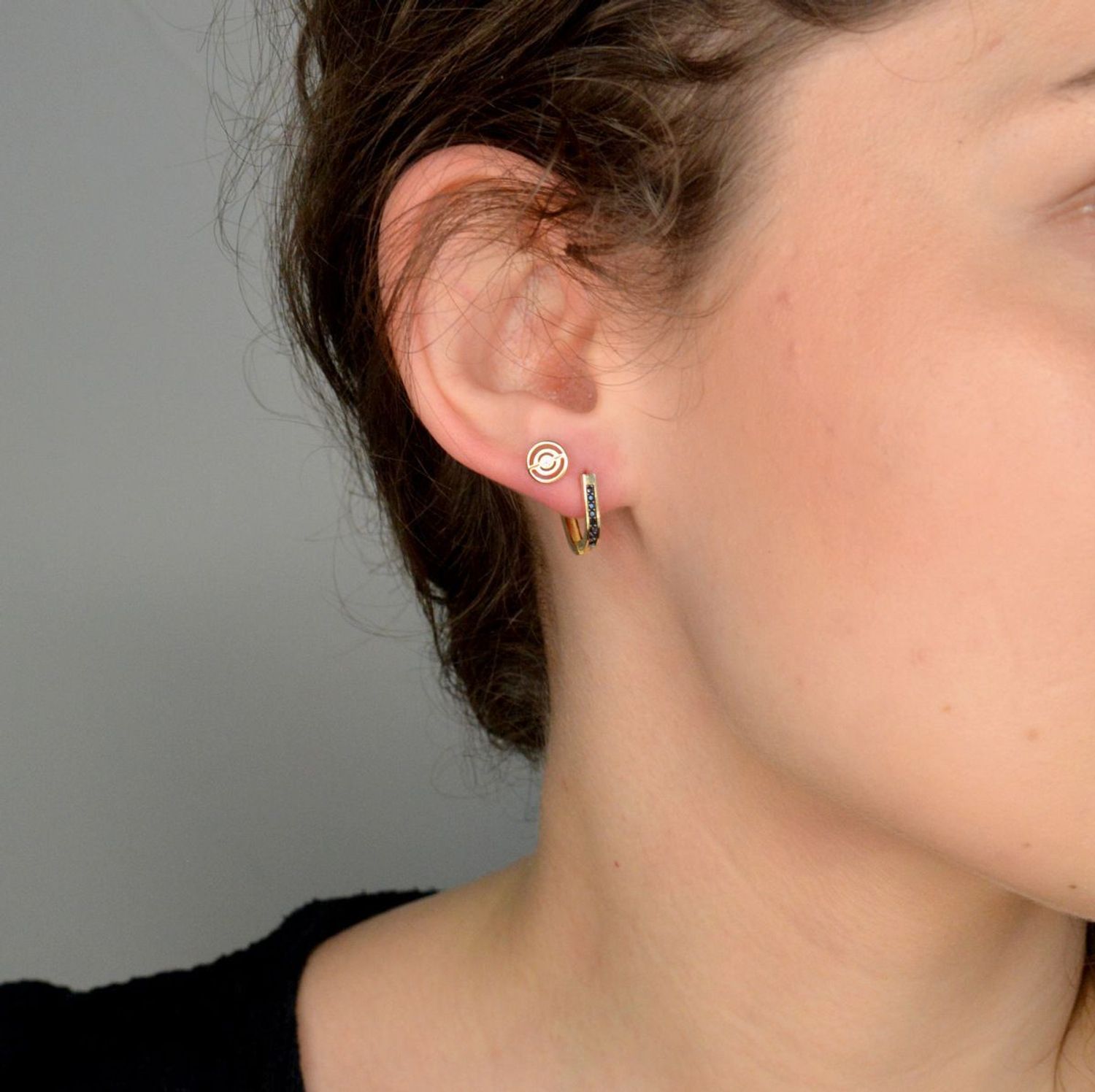 Kolczyki złote kółka z cyrkonią próba 585, DIA-KLC-12020-333, Damskie kolczyki wykonane ze złota próby 333. Kolczyki mają kształt kółka, które dodatkowo ozdobione jest cyrkoniami. 1.jpg