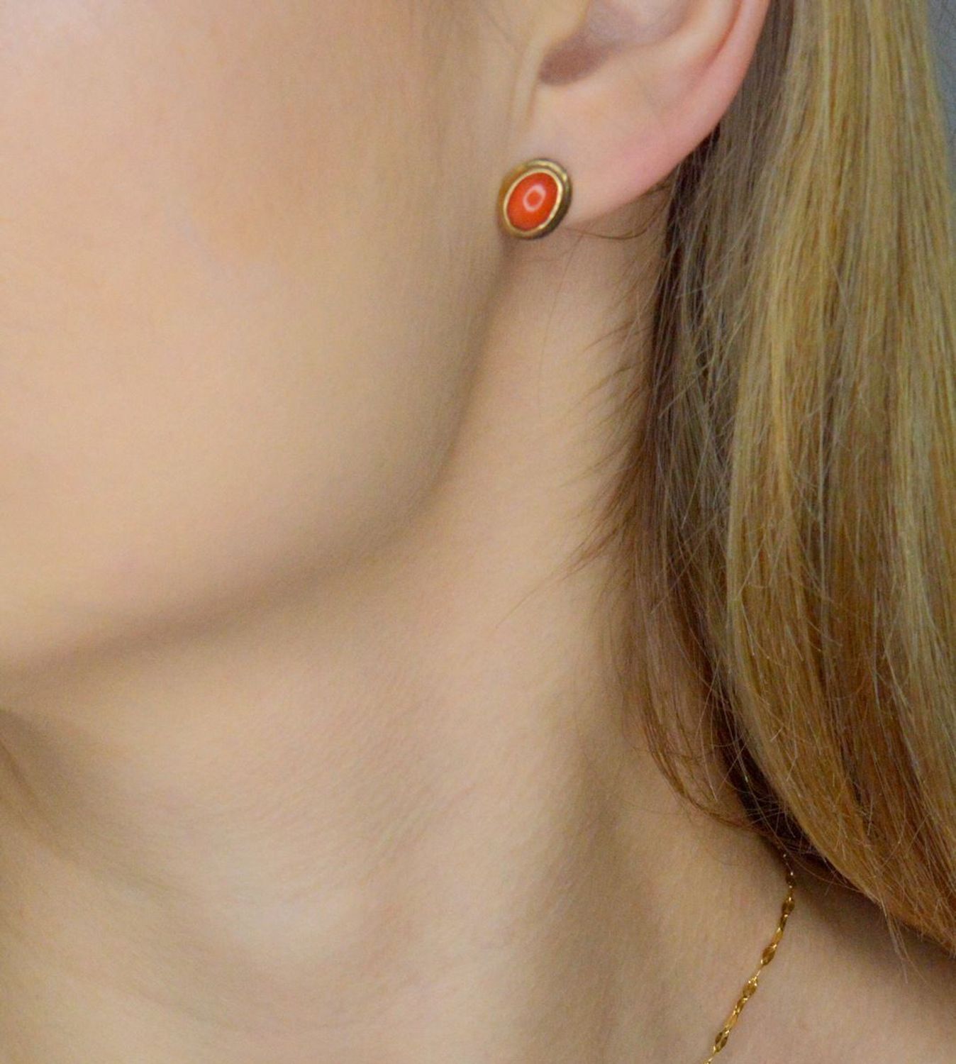 Kolczyki złota koral naturalny próba 333, DIAKLC12022333, Kolczyki złote, ozdobione kamieniem naturalnym koralem. Kolczyki to ponadczasowa biżuteria,.jpg