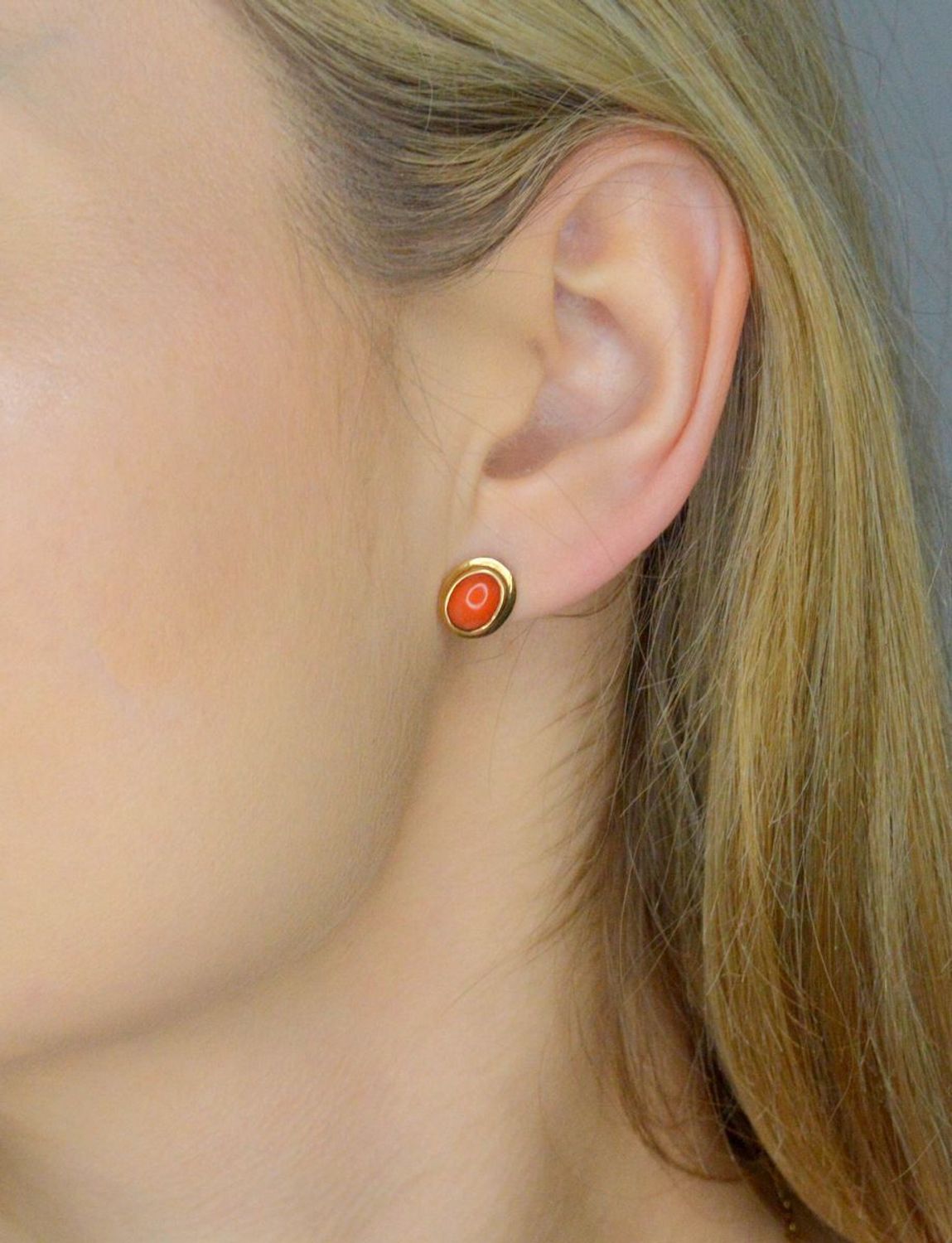 Kolczyki złota koral naturalny próba 333, DIAKLC12022333, Kolczyki złote, ozdobione kamieniem naturalnym koralem. Kolczyki to ponadczasowa biżuteria,.jpg