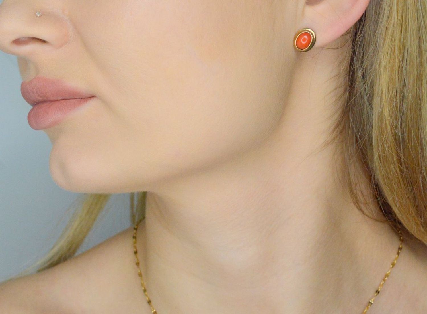 Kolczyki złota koral naturalny próba 333, DIAKLC12022333, Kolczyki złote, ozdobione kamieniem naturalnym koralem. Kolczyki to ponadczasowa biżuteria,.jpg