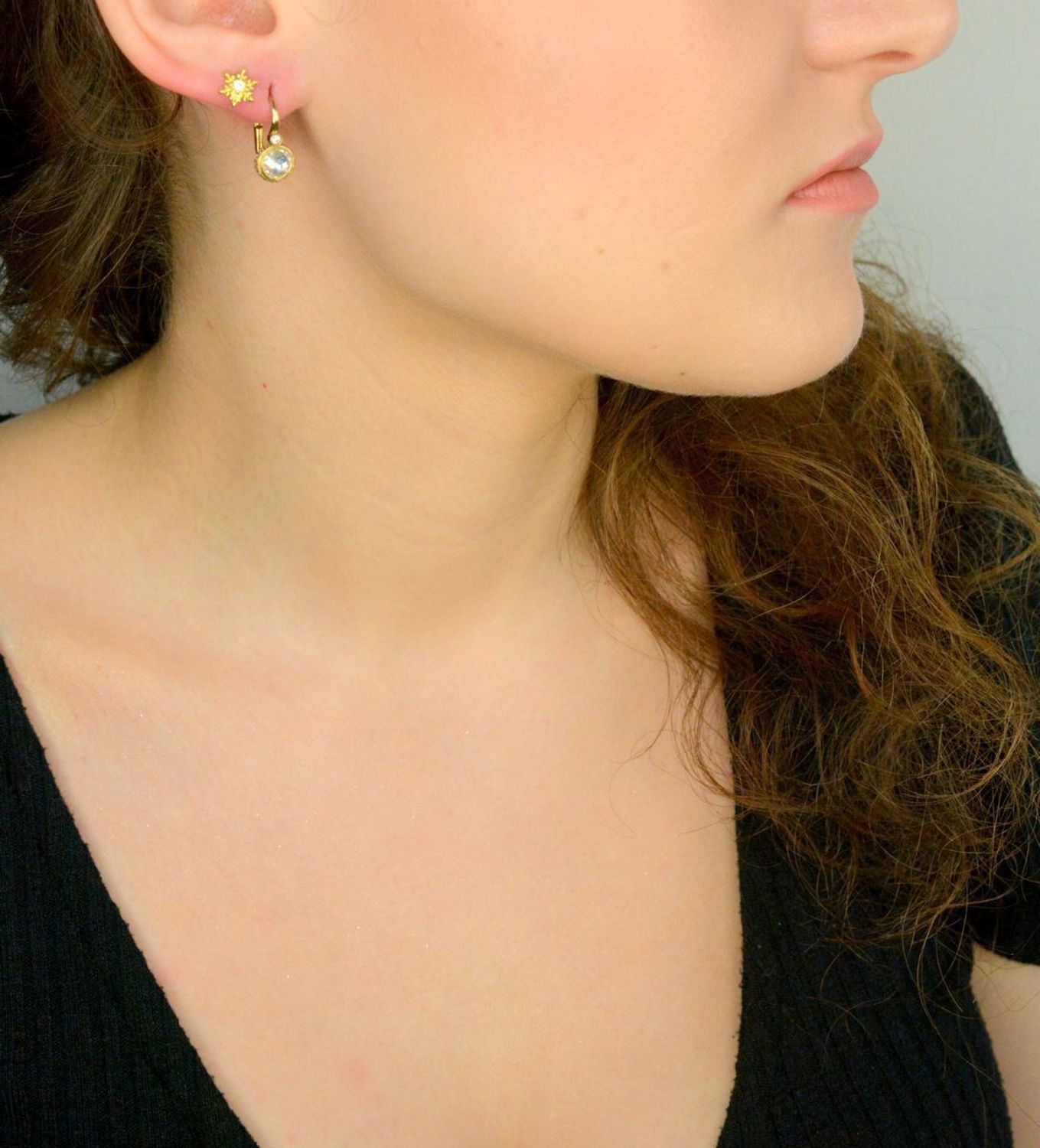 Złote kolczyki damskie próby 333 z białymi cyrkoniami DIA-KLC-12023-, Złote kolczyki zostały wykonane z złota próby 333. Złote kolczyki zostały ozdobione cyrkonią w białym odcieniu. 1.jpg