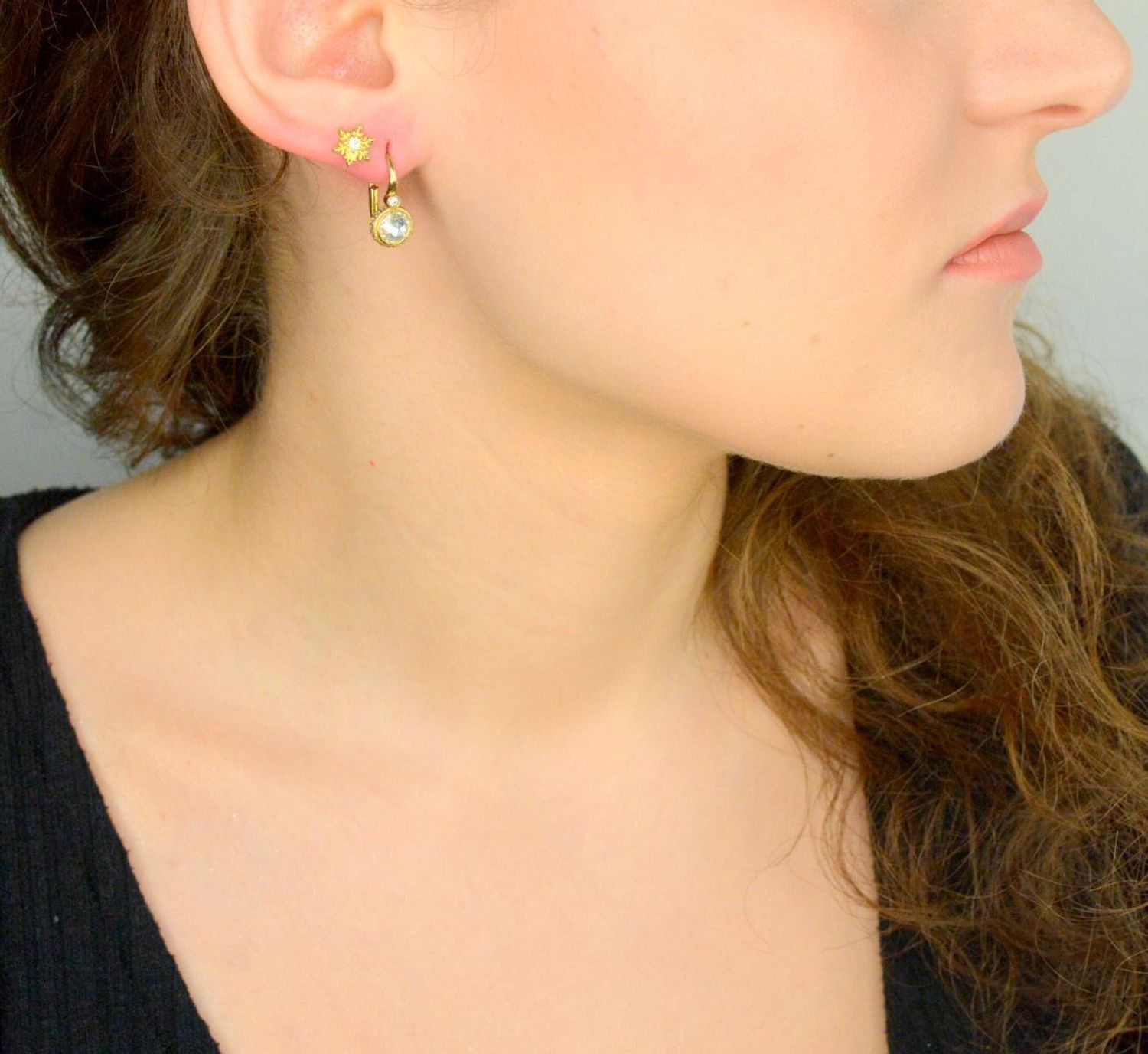 Złote kolczyki damskie próby 333 z białymi cyrkoniami DIA-KLC-12023-, Złote kolczyki zostały wykonane z złota próby 333. Złote kolczyki zostały ozdobione cyrkonią w białym odcieniu. 1.jpg