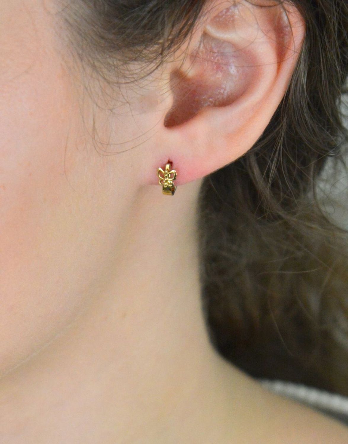 Kolczyki złote motylki próba 333, DIA-KLC-12024-333, Złote kolczyki zostały wykonane z próby 333, ozdobione motylkiem. Kunsztownie wykonane złote kolczyki to idealny prezent dla każdej dziewczynki. 1.jpg