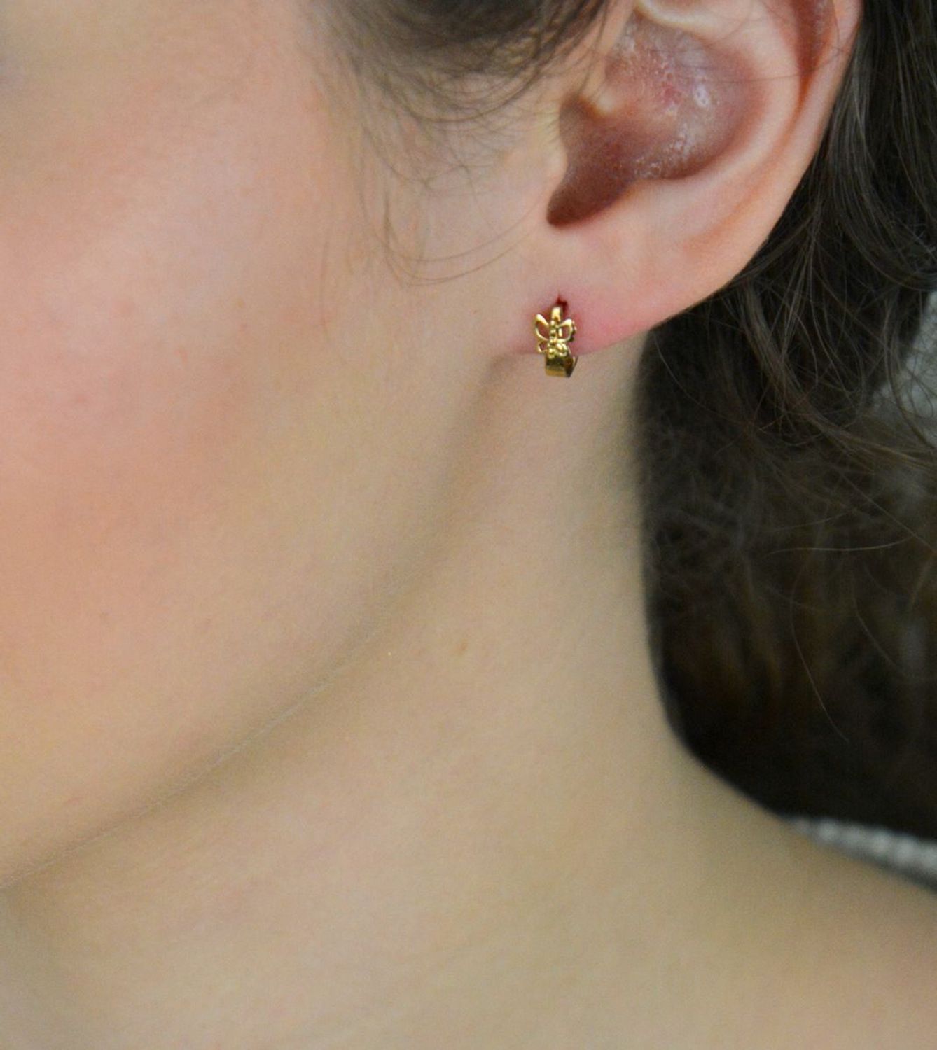 Kolczyki złote motylki próba 333, DIA-KLC-12024-333, Złote kolczyki zostały wykonane z próby 333, ozdobione motylkiem. Kunsztownie wykonane złote kolczyki to idealny prezent dla każdej dziewczynki. 1.jpg