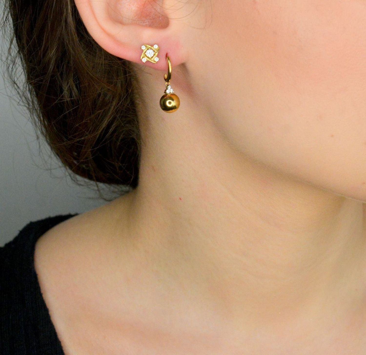 Kolczyki złote kulki wiszące próba 333, DIA-KLC-12026-333, Stylowe kolczyki wykonane ze złota próby 333. Kolczyki wiszące kulki, które świetnie pasują jako dodatek do codziennych stylizacji. Kolczyki typu koła to po.jpg