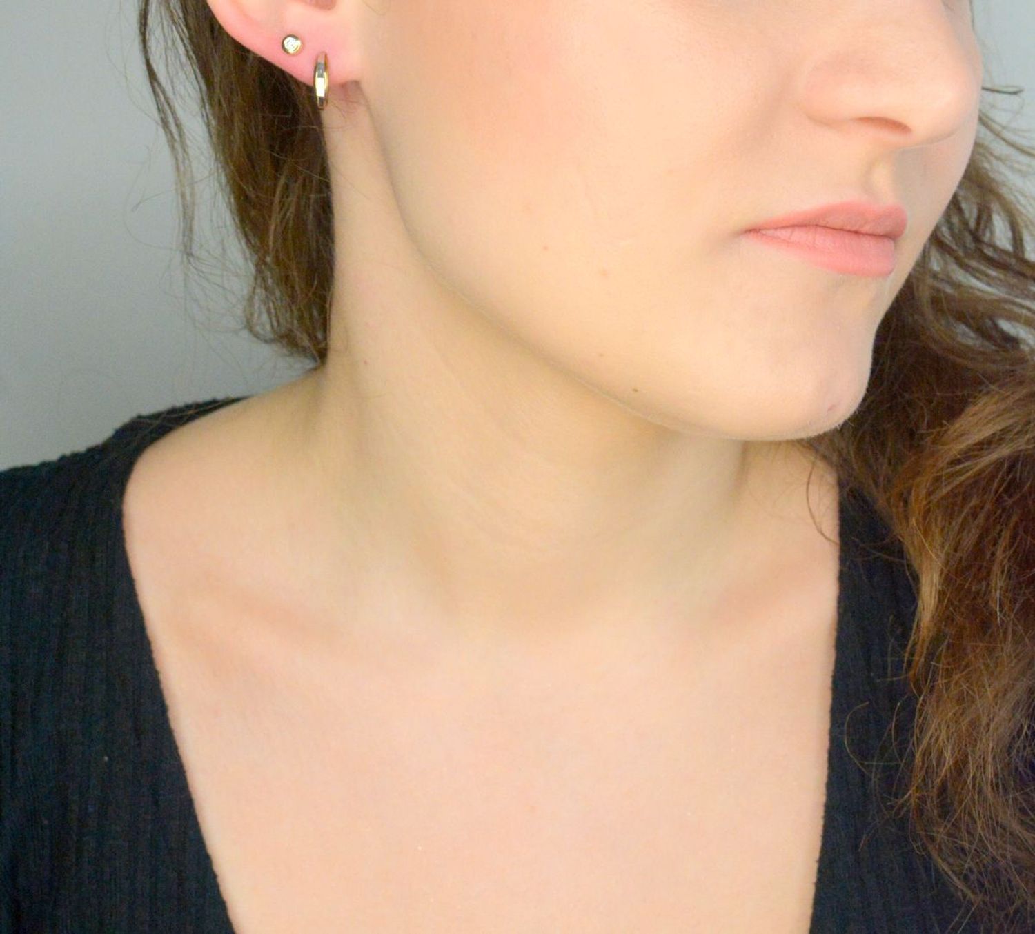 Kolczyki złote próba 333, DIA-KLC-12027-333, Stylowe kolczyki wykonane ze złota próby 333. Kolczyki mają prosty kształt, ozdobione białym złotem. Kolczyki to ponadczasowa biżuteria, która pasuje do każdego rodzaju 1.jpg