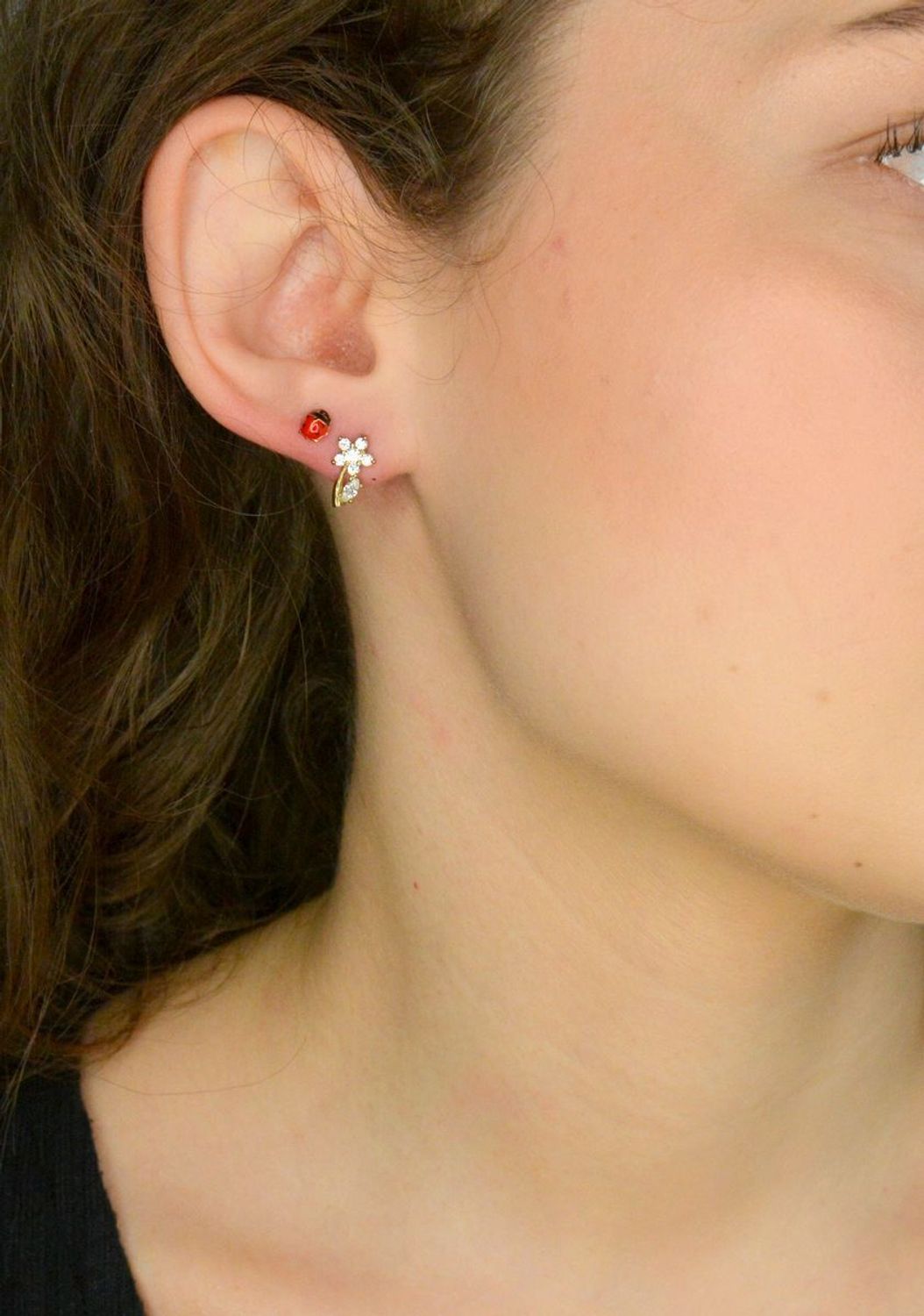 Złote kolczyki angielskie zapięcie kwiatki z cyrkonią próba 333 DIA-KLC-12030-333 , Stylowe kolczyki wykonane z złota próby 333. Kolczyki złote kwiatki ozdobione cyrkonią w kolorze białym1.jpg