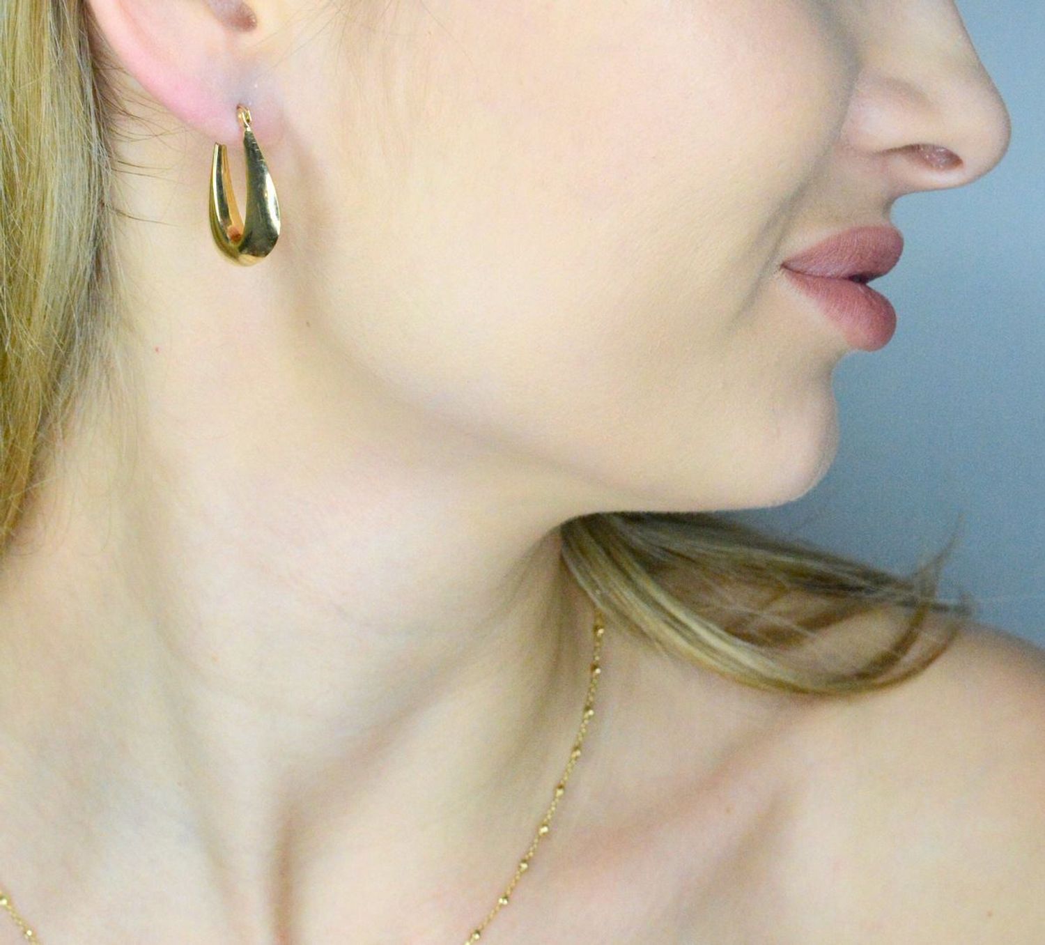 Kolczyki złote próba 585, DIA-KLC-12044-585 Złote kolczyki wykonane z najwyższej jakości żółtego złota, próby 585. Kolczyki w prostej formie. Kolczyki złote wiszące idealne na prezent. Kolczyki to 2.jpg