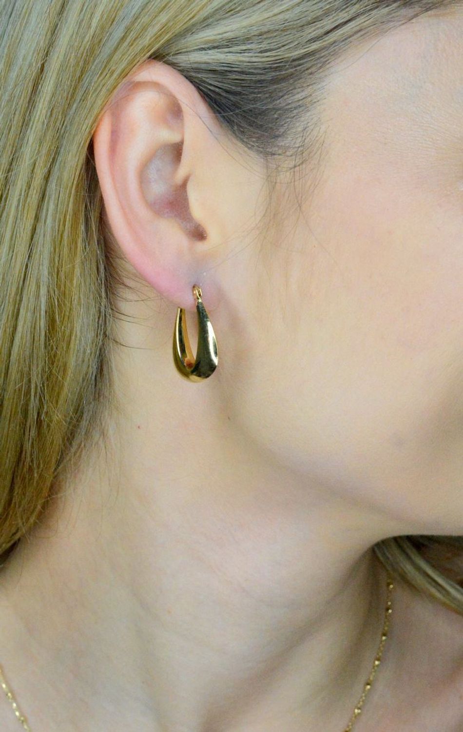 Kolczyki złote próba 585, DIA-KLC-12044-585 Złote kolczyki wykonane z najwyższej jakości żółtego złota, próby 585. Kolczyki w prostej formie. Kolczyki złote wiszące idealne na prezent. Kolczyki to 2.jpg