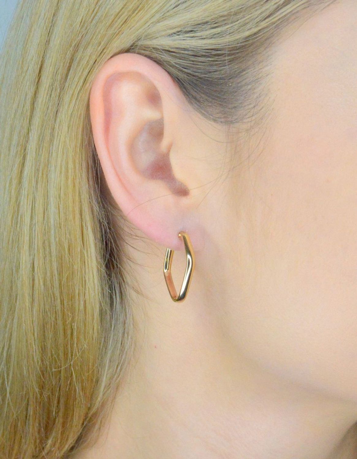 Kolczyki złote romby próba 585, DIA-KLC-12045-585 Złote kolczyki wykonane z najwyższej jakości żółtego złota, próby 585. Kolczyki w formie rombów. Kolczyki złote wiszące idealne na prezent..jpg