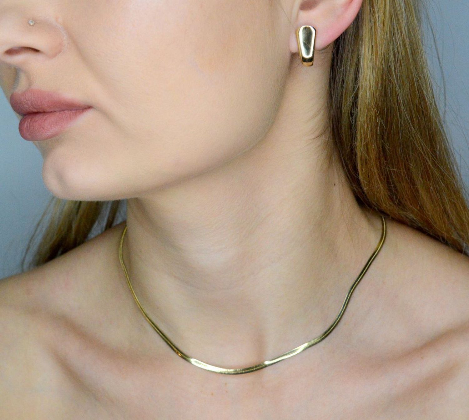 Kolczyki złote blaszki zapięcie ang. próba 585, DIA-KLC-12046-585  Złote kolczyki zostały wykonane z najwyższej jakości złota próby 585. Złote kolczyki o zaokrąglonym kształcie z gładką powierzchnią..jpg