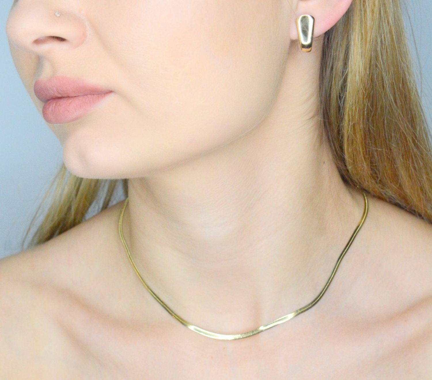 Kolczyki złote blaszki zapięcie ang. próba 585, DIA-KLC-12046-585  Złote kolczyki zostały wykonane z najwyższej jakości złota próby 585. Złote kolczyki o zaokrąglonym kształcie z gładką powierzchnią..jpg