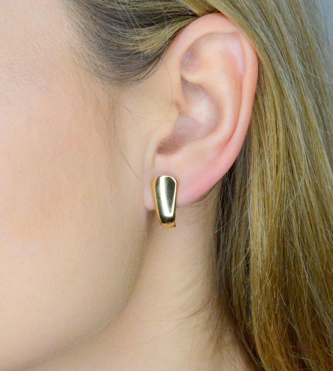 Kolczyki złote blaszki zapięcie ang. próba 585, DIA-KLC-12046-585  Złote kolczyki zostały wykonane z najwyższej jakości złota próby 585. Złote kolczyki o zaokrąglonym kształcie z gładką powierzchnią..jpg