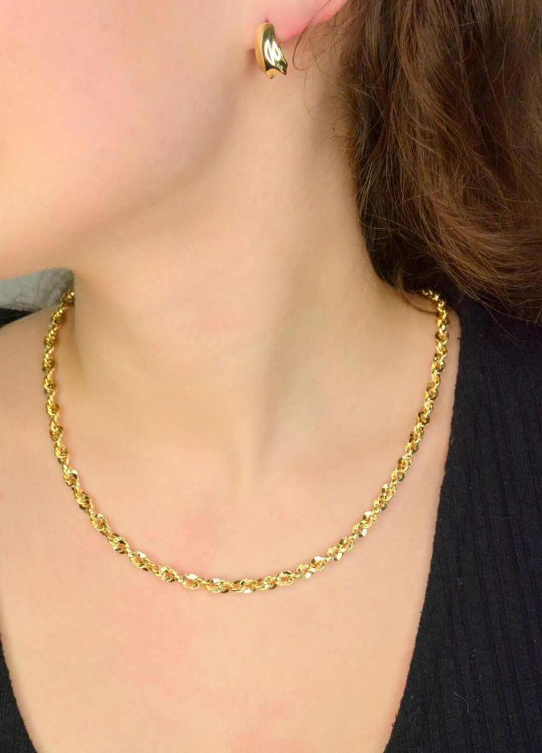 Kolczyki damskie próba 585 DIA-KLC-12047-585 Stylowe kolczyki wykonane z wysokiej jakości złota próby 585. Kolczyki mają podłużny geometryczny kształt. 1.jpg