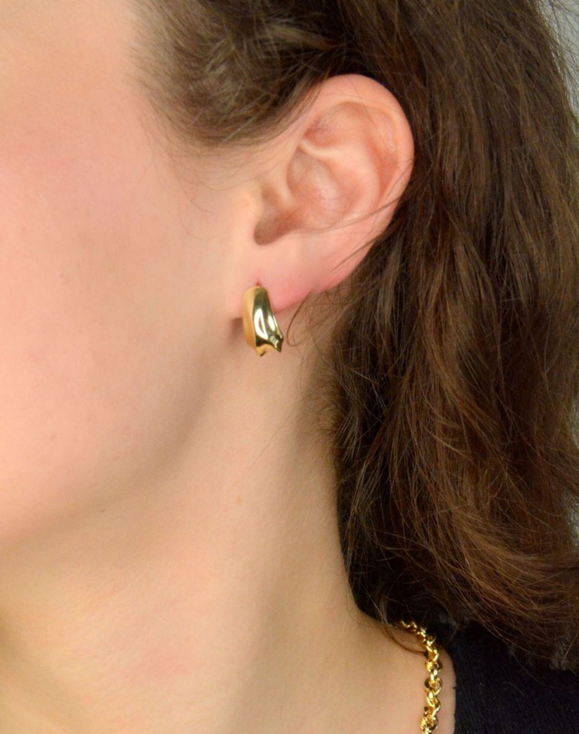 Kolczyki damskie próba 585 DIA-KLC-12047-585 Stylowe kolczyki wykonane z wysokiej jakości złota próby 585. Kolczyki mają podłużny geometryczny kształt. 1.jpg