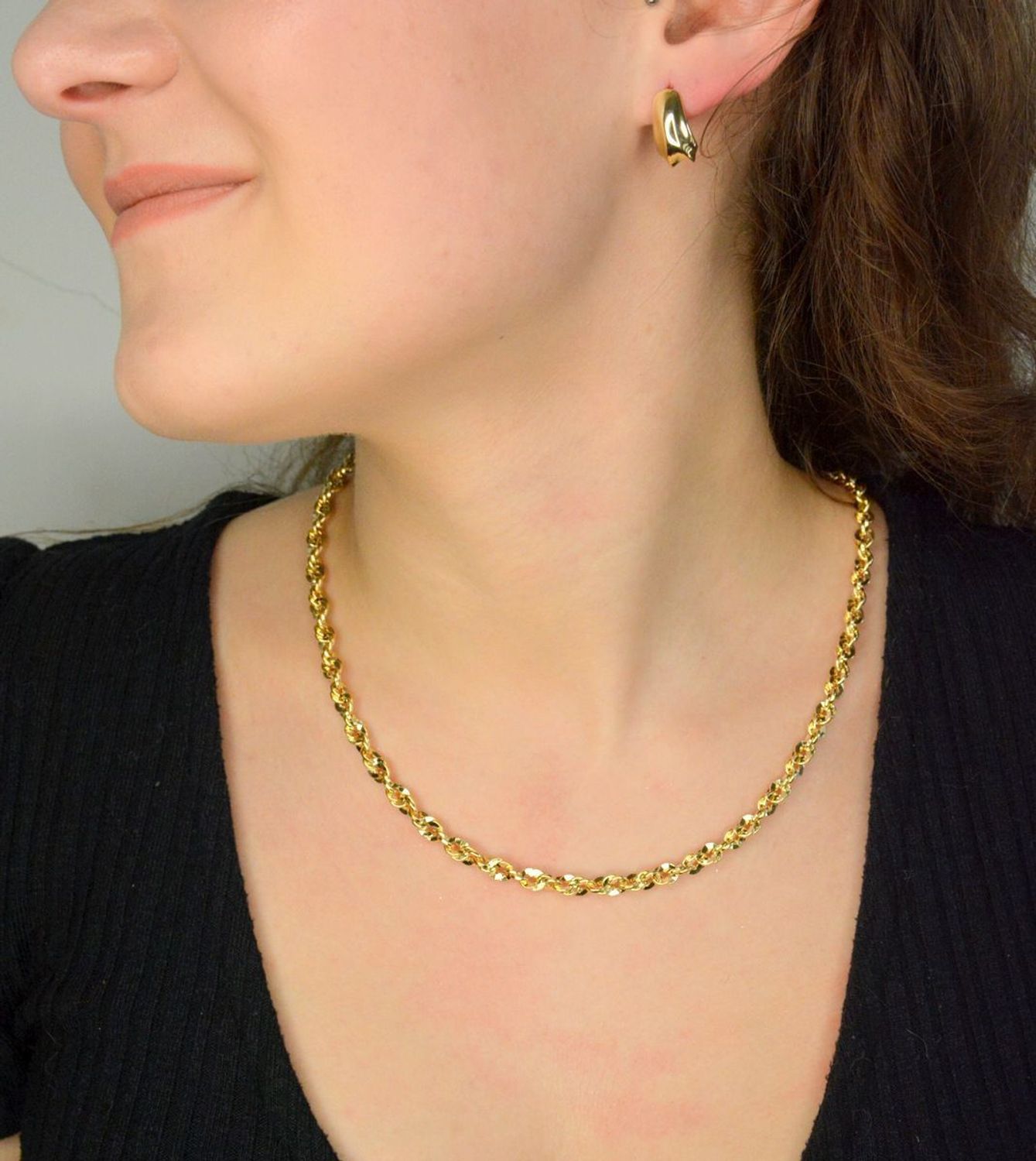 Kolczyki damskie próba 585 DIA-KLC-12047-585 Stylowe kolczyki wykonane z wysokiej jakości złota próby 585. Kolczyki mają podłużny geometryczny kształt. 1.jpg