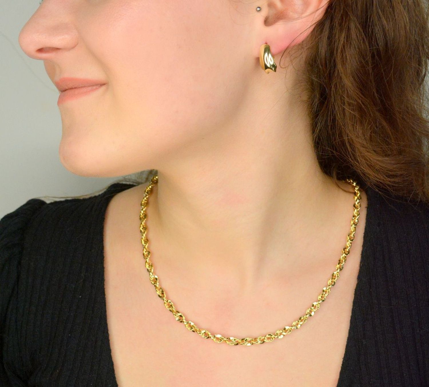 Kolczyki damskie próba 585 DIA-KLC-12047-585 Stylowe kolczyki wykonane z wysokiej jakości złota próby 585. Kolczyki mają podłużny geometryczny kształt. 1.jpg