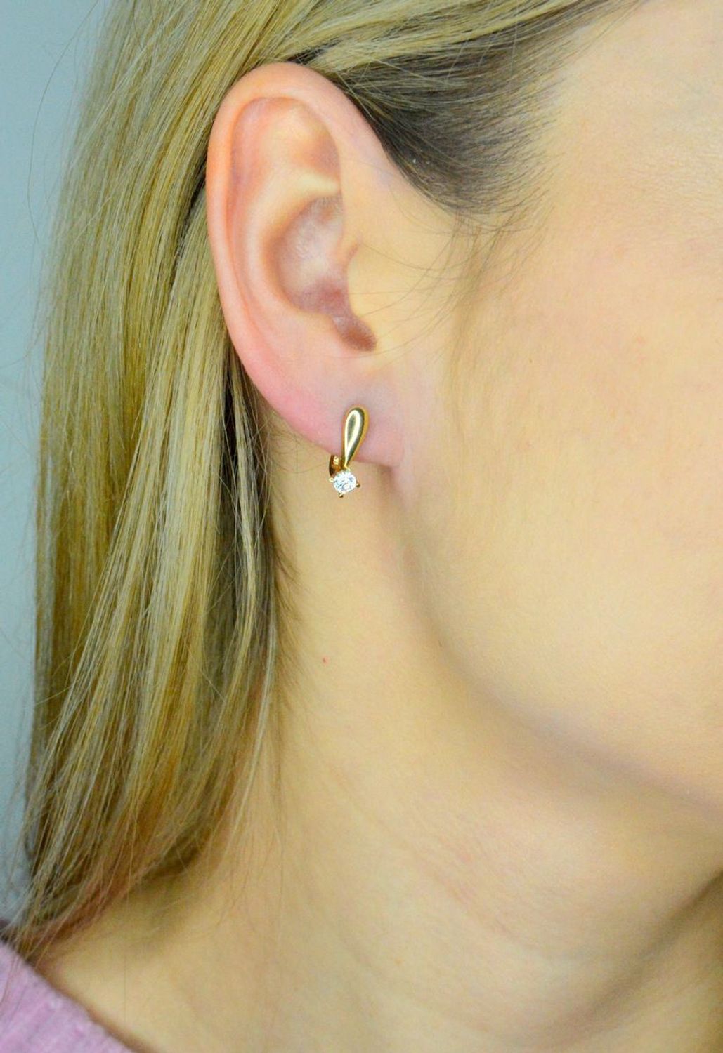 Kolczyki złote cyrkonia zapięcie ang. próba 585, DIA-KLC-12052-585. Złote kolczyki zostały wykonane z najwyższej jakości złota próby 585. Złote kolczyki ozdobione cyrkonia w białym kolorze, z gładką powierzchnią.jpg