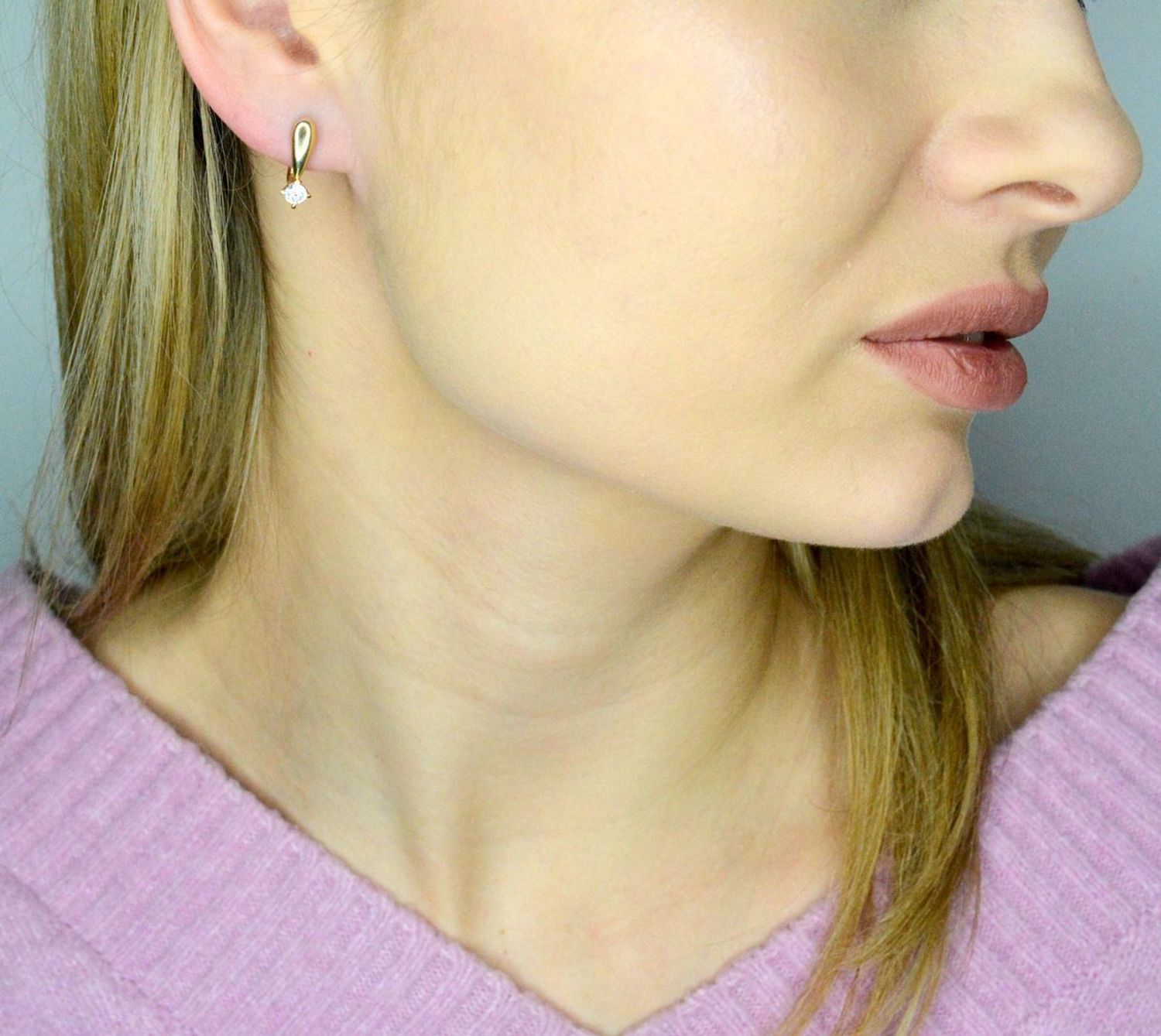 Kolczyki złote cyrkonia zapięcie ang. próba 585, DIA-KLC-12052-585. Złote kolczyki zostały wykonane z najwyższej jakości złota próby 585. Złote kolczyki ozdobione cyrkonia w białym kolorze, z gładką powierzchnią.jpg