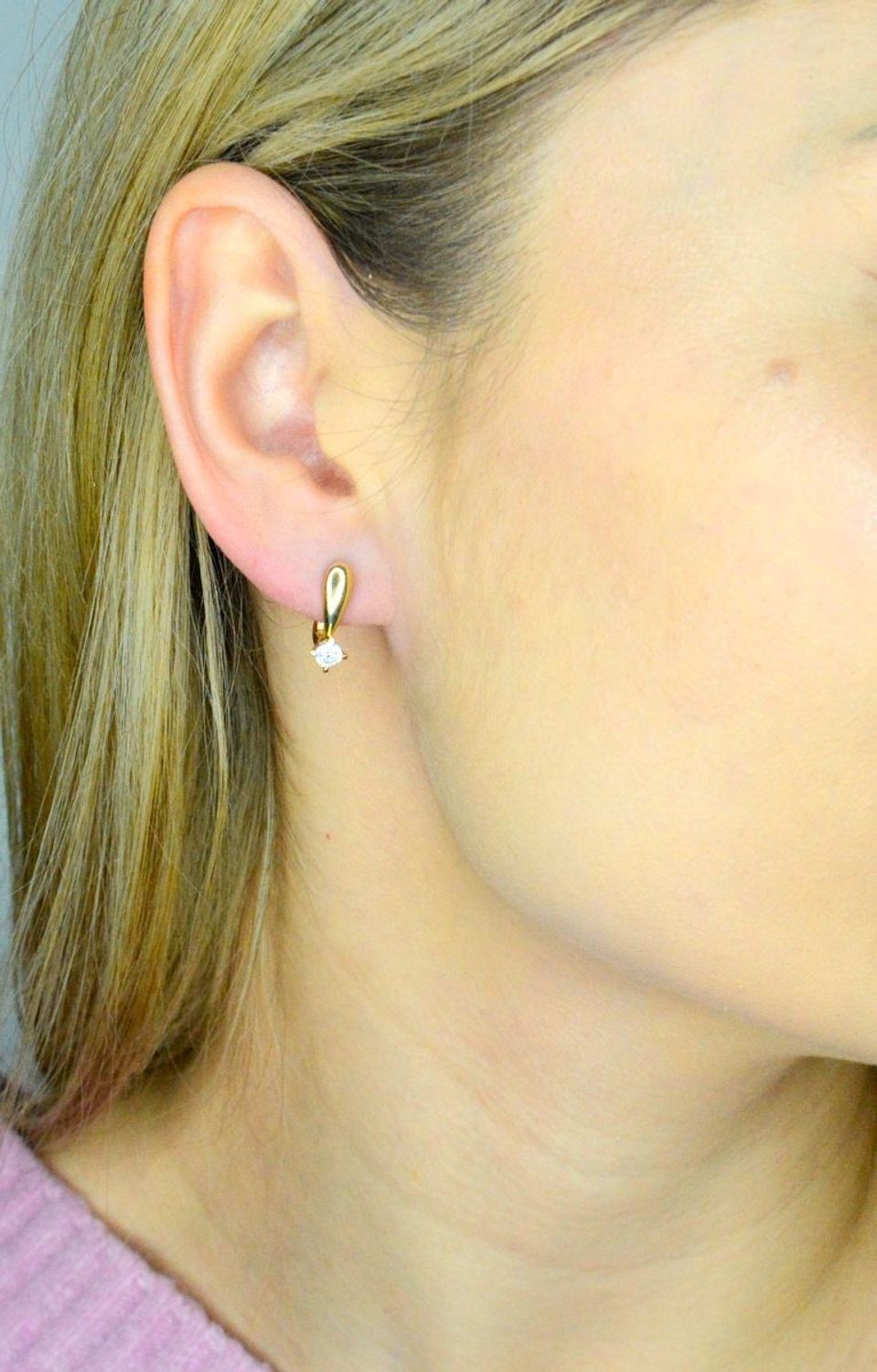 Kolczyki złote cyrkonia zapięcie ang. próba 585, DIA-KLC-12052-585. Złote kolczyki zostały wykonane z najwyższej jakości złota próby 585. Złote kolczyki ozdobione cyrkonia w białym kolorze, z gładką powierzchnią.jpg