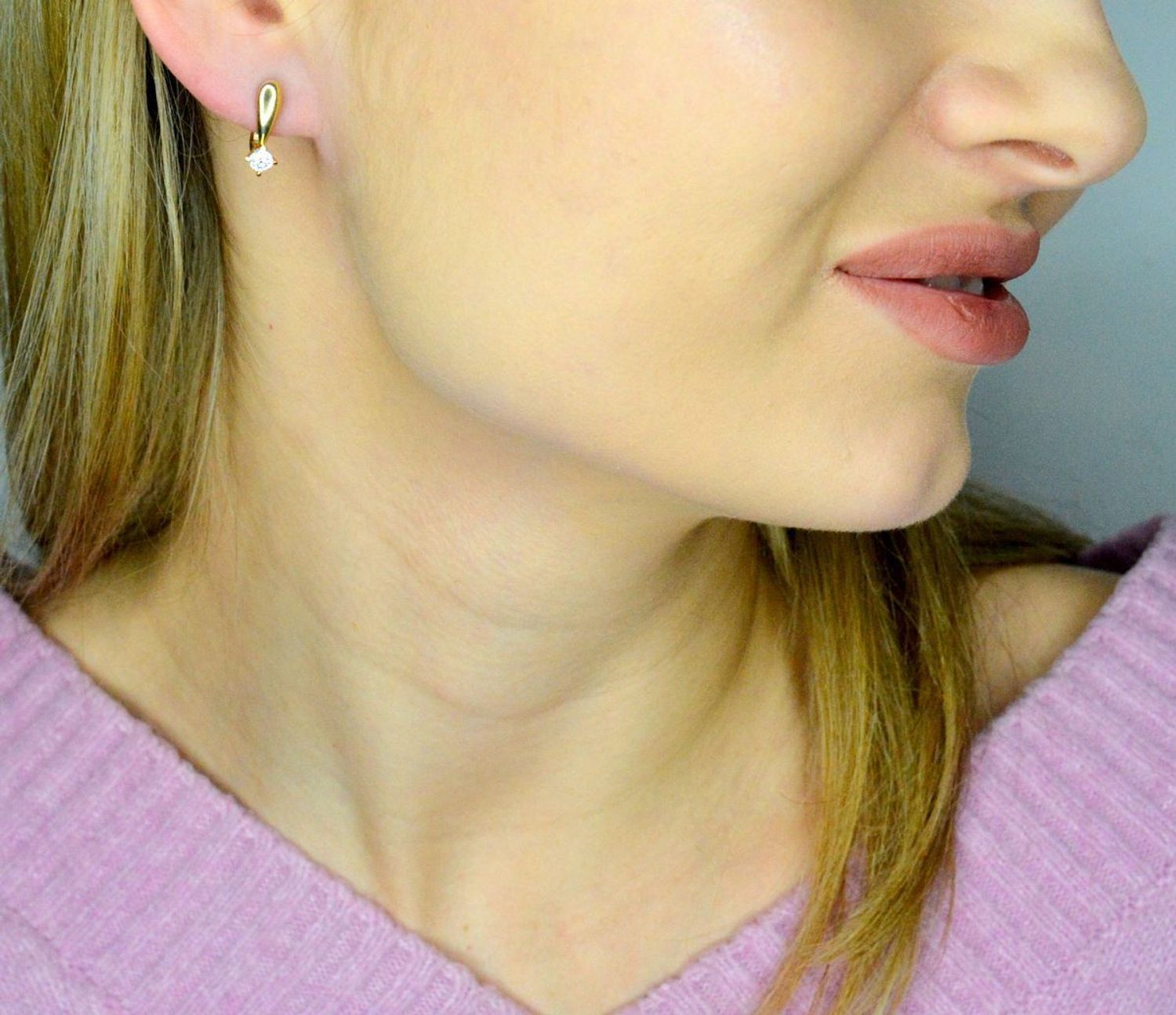 Kolczyki złote cyrkonia zapięcie ang. próba 585, DIA-KLC-12052-585. Złote kolczyki zostały wykonane z najwyższej jakości złota próby 585. Złote kolczyki ozdobione cyrkonia w białym kolorze, z gładką powierzchnią.jpg