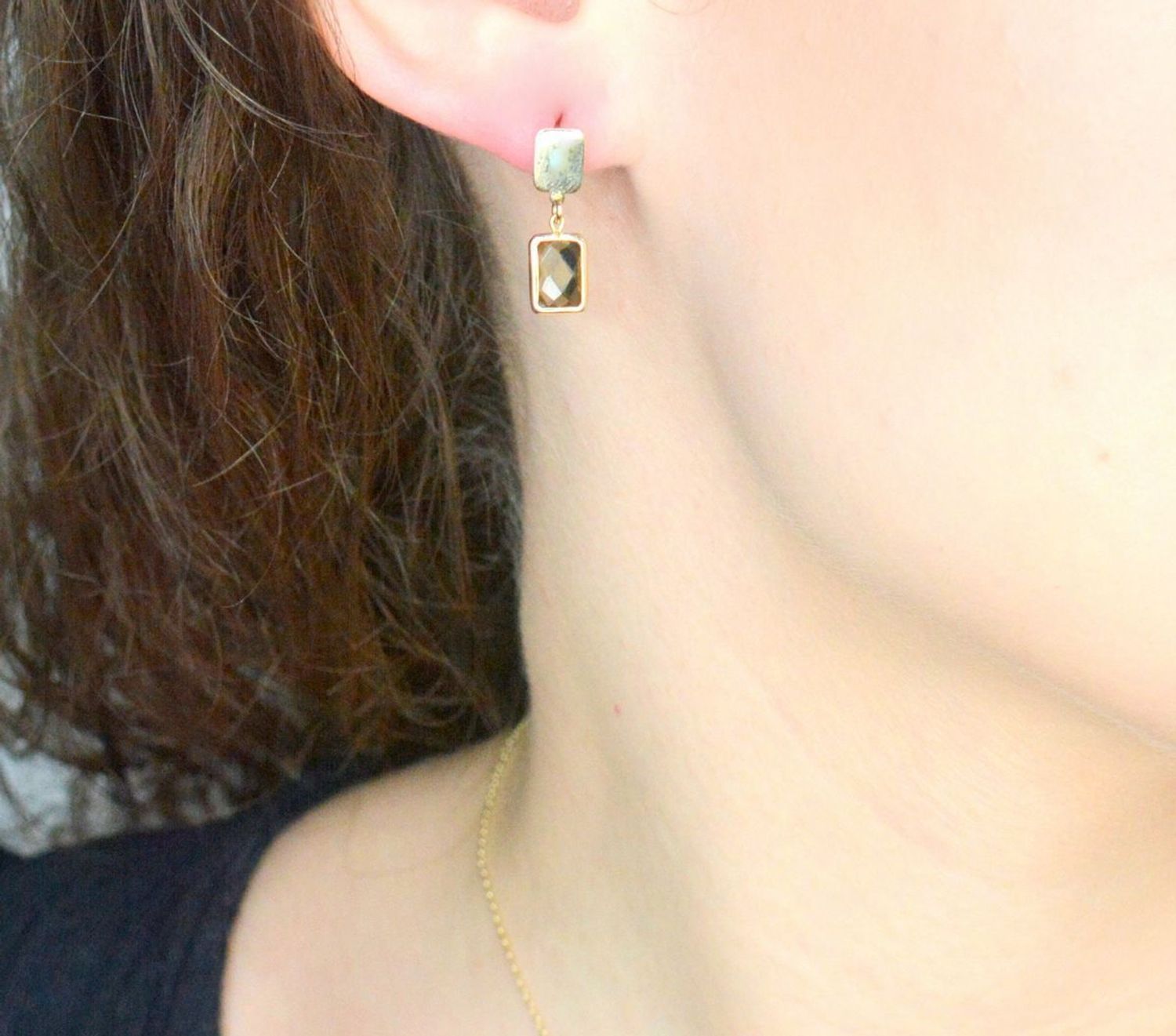 Kolczyki złote cyrkonia zielona próba 585, DIA-KLC-12053-585, Złote kolczyki wiszące zostały wykonane z najwyższej jakości złota próby 585. Złote kolczyki zostały ozdobione zieloną cyrkonią1.jpg