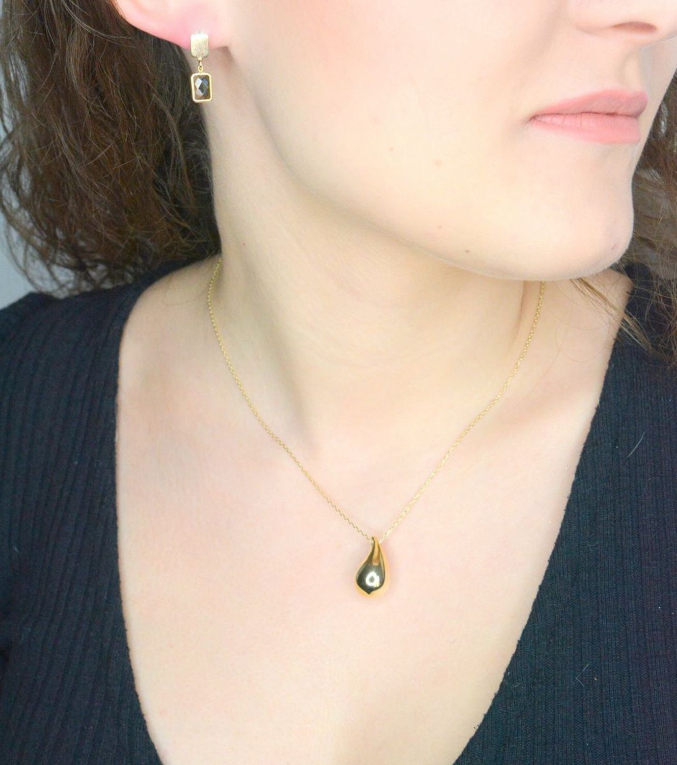 Kolczyki złote cyrkonia zielona próba 585, DIA-KLC-12053-585, Złote kolczyki wiszące zostały wykonane z najwyższej jakości złota próby 585. Złote kolczyki zostały ozdobione zieloną cyrkonią1.jpg