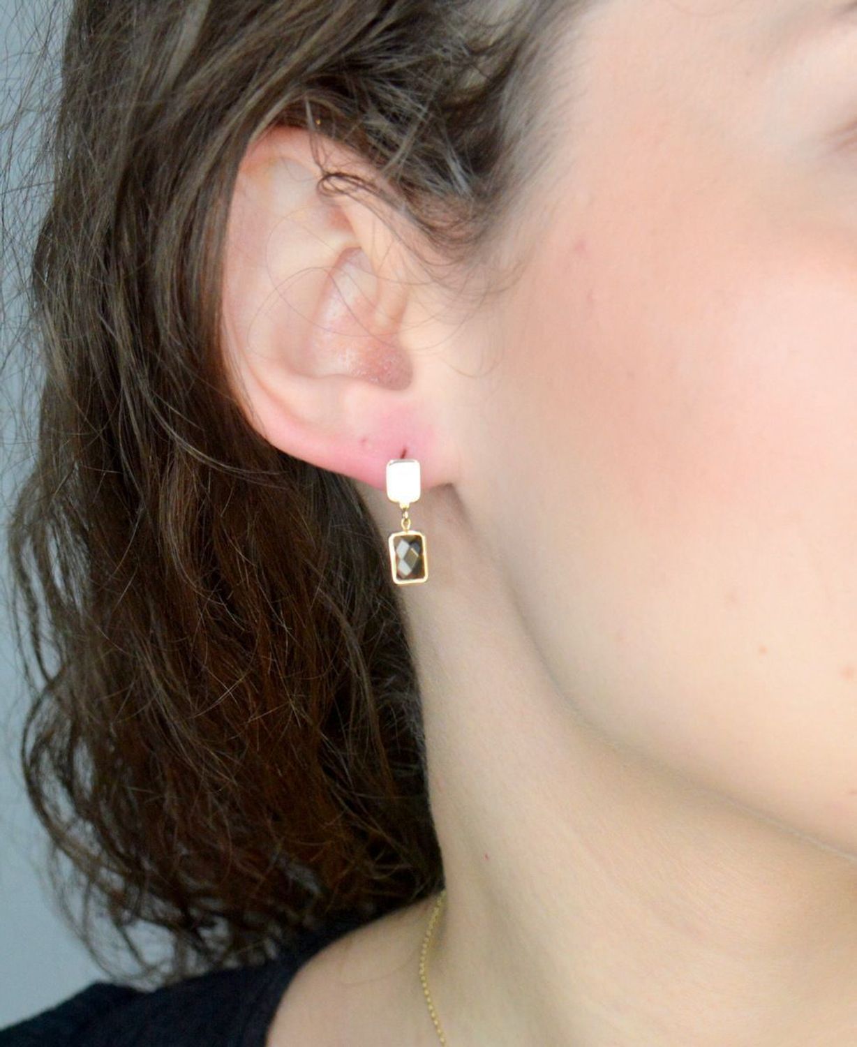 Kolczyki złote cyrkonia zielona próba 585, DIA-KLC-12053-585, Złote kolczyki wiszące zostały wykonane z najwyższej jakości złota próby 585. Złote kolczyki zostały ozdobione zieloną cyrkonią1.jpg