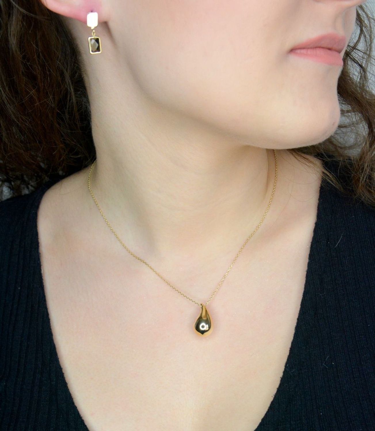 Kolczyki złote cyrkonia zielona próba 585, DIA-KLC-12053-585, Złote kolczyki wiszące zostały wykonane z najwyższej jakości złota próby 585. Złote kolczyki zostały ozdobione zieloną cyrkonią1.jpg