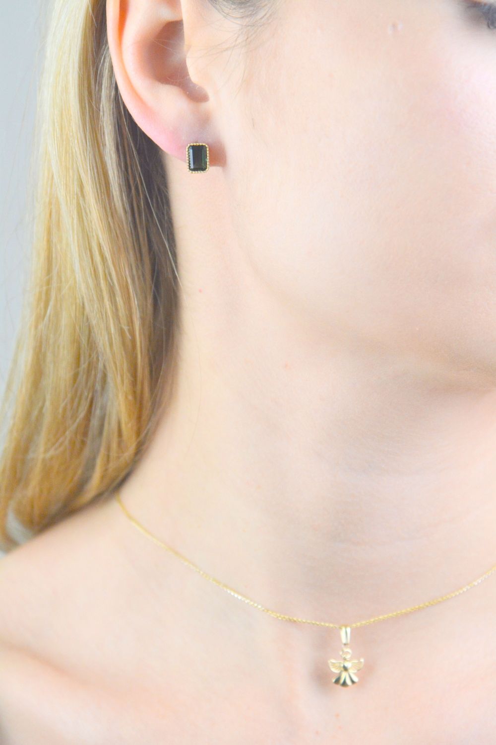 Kolczyki złote z zielonym oczkiem próba 585, DIA-KLC-12054-585  Damskie kolczyki wykonane ze złota próby 585. Kolczyki prostokątne z zielonym oczkiem, ozdobione drobnymi złotymi kuleczkami..jpg