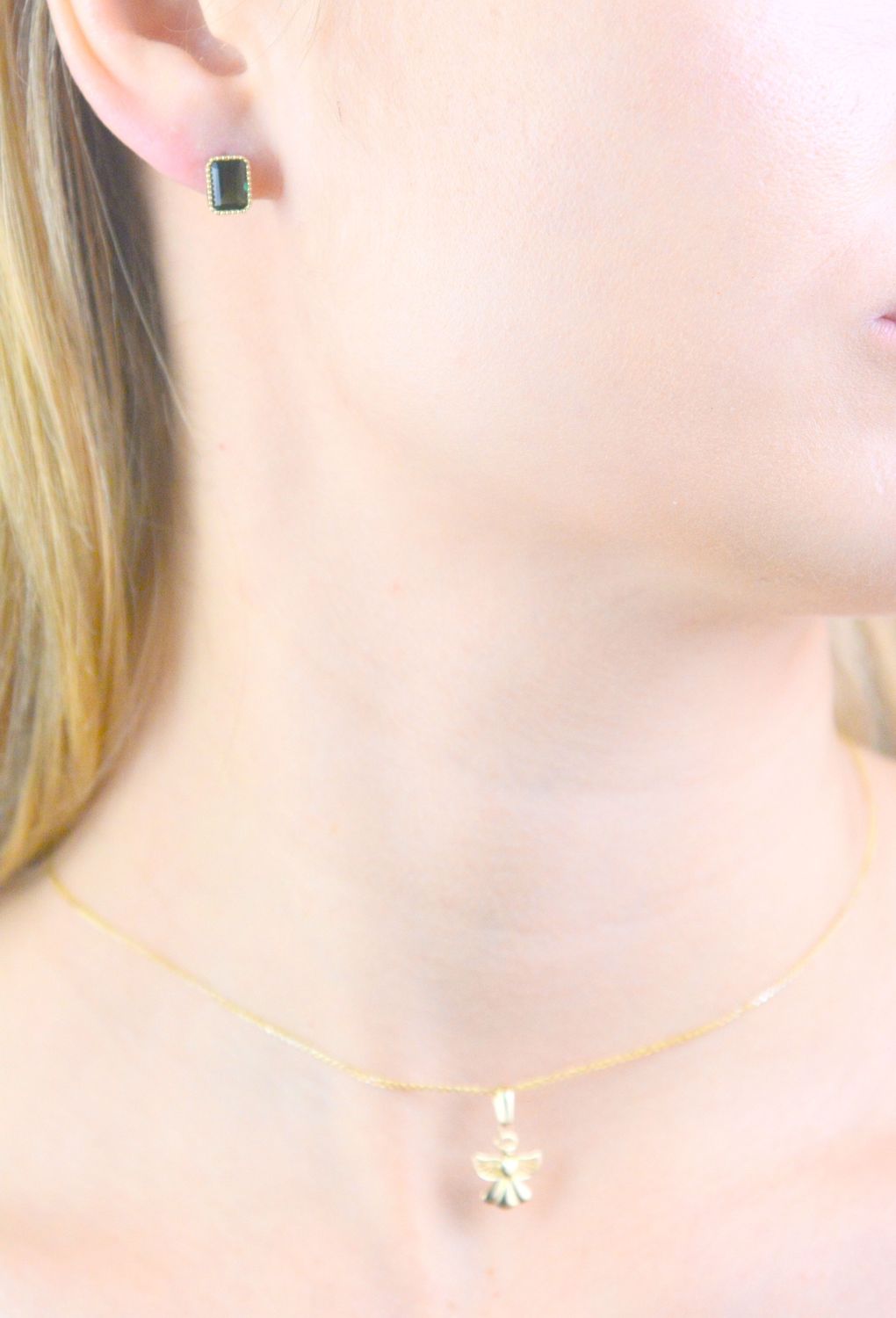 Kolczyki złote z zielonym oczkiem próba 585, DIA-KLC-12054-585  Damskie kolczyki wykonane ze złota próby 585. Kolczyki prostokątne z zielonym oczkiem, ozdobione drobnymi złotymi kuleczkami..jpg