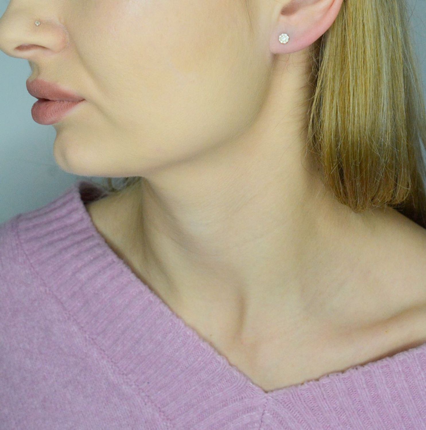 Kolczyki złote cyrkonie próba 585, DIA-KLC-12056-585 Złote kolczyki zostały wykonane z najwyższej jakości złota próby 585. Złote kolczyki ozdobione białą cyrkonią w kształcie kwadratu..jpg