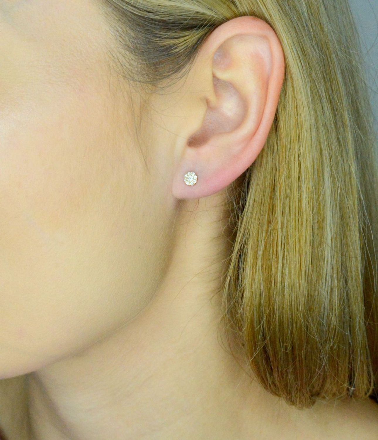 Kolczyki złote cyrkonie próba 585, DIA-KLC-12056-585 Złote kolczyki zostały wykonane z najwyższej jakości złota próby 585. Złote kolczyki ozdobione białą cyrkonią w kształcie kwadratu..jpg