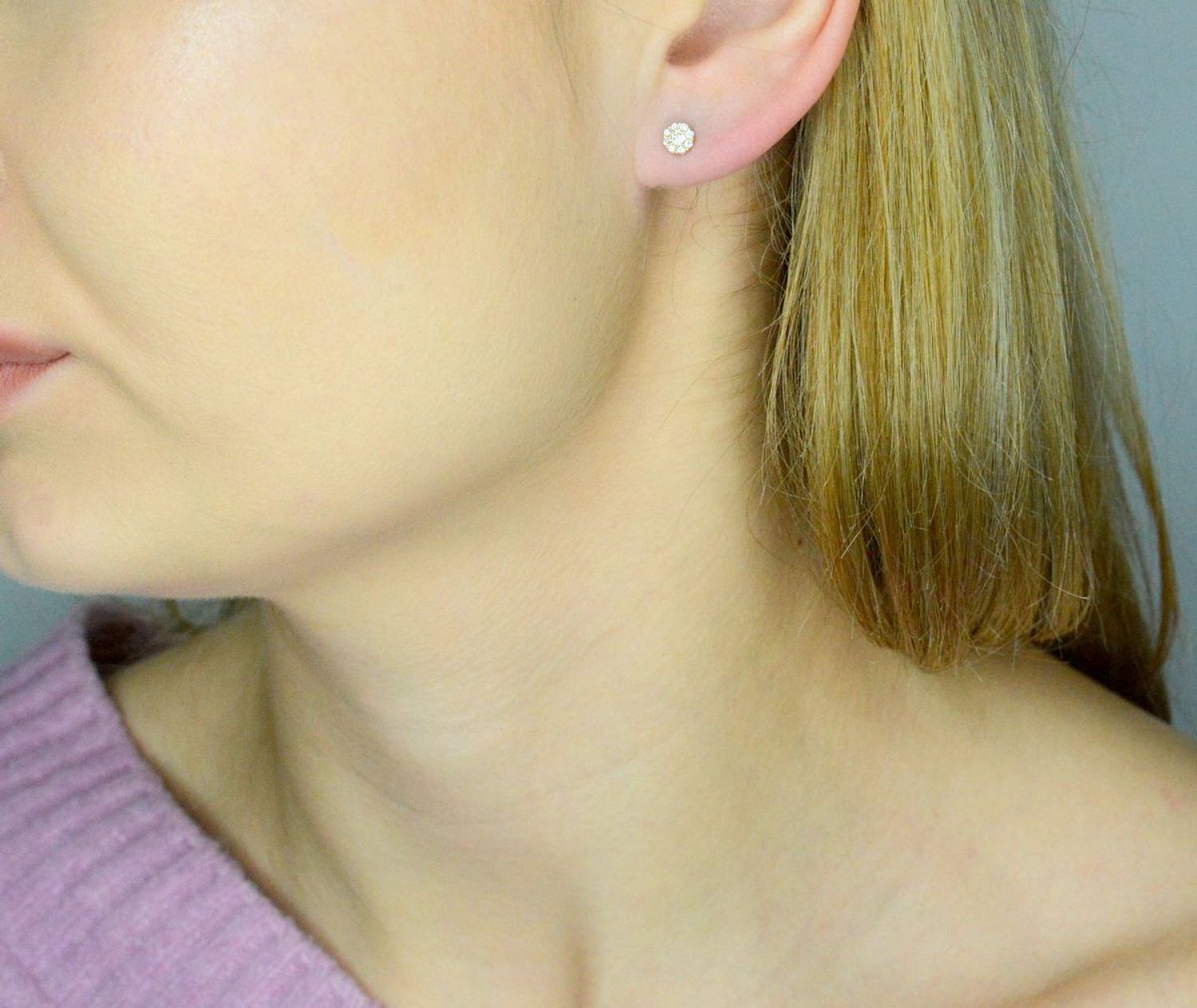 Kolczyki złote cyrkonie próba 585, DIA-KLC-12056-585 Złote kolczyki zostały wykonane z najwyższej jakości złota próby 585. Złote kolczyki ozdobione białą cyrkonią w kształcie kwadratu..jpg