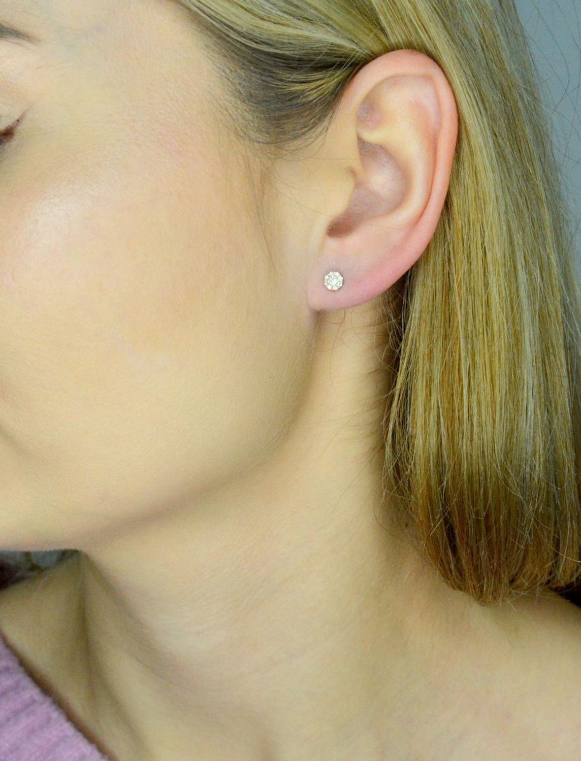 Kolczyki złote cyrkonie próba 585, DIA-KLC-12056-585 Złote kolczyki zostały wykonane z najwyższej jakości złota próby 585. Złote kolczyki ozdobione białą cyrkonią w kształcie kwadratu..jpg