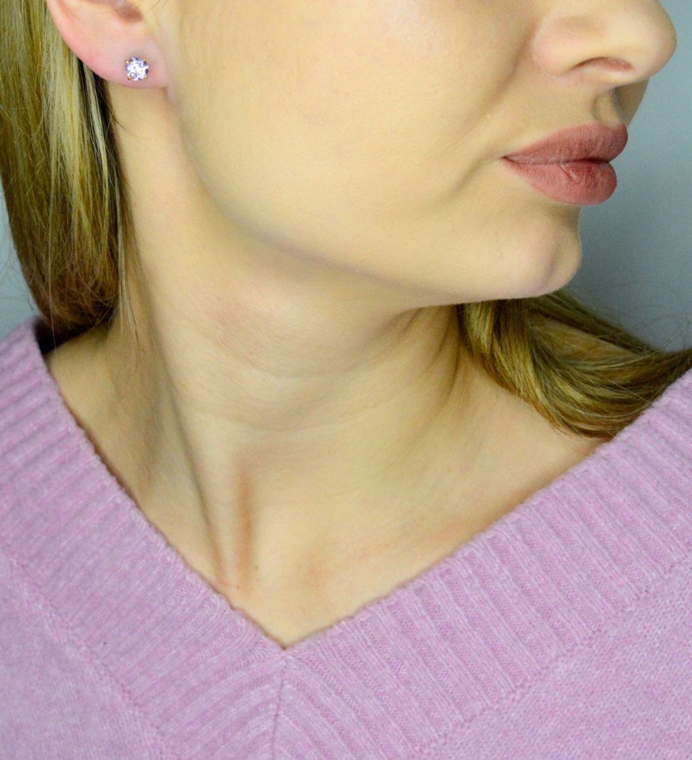 Kolczyki ametyst złote próba 585, DIA-KLC-12067-585 Pięknie oprawione cyrkonie migoczą olśniewającymi kamieniami, tworząc razem z delikatnym złotem niezwykłą kompozycję.jpg