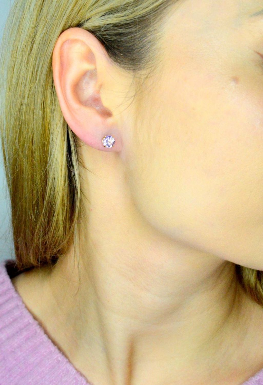 Kolczyki ametyst złote próba 585, DIA-KLC-12067-585 Pięknie oprawione cyrkonie migoczą olśniewającymi kamieniami, tworząc razem z delikatnym złotem niezwykłą kompozycję.jpg