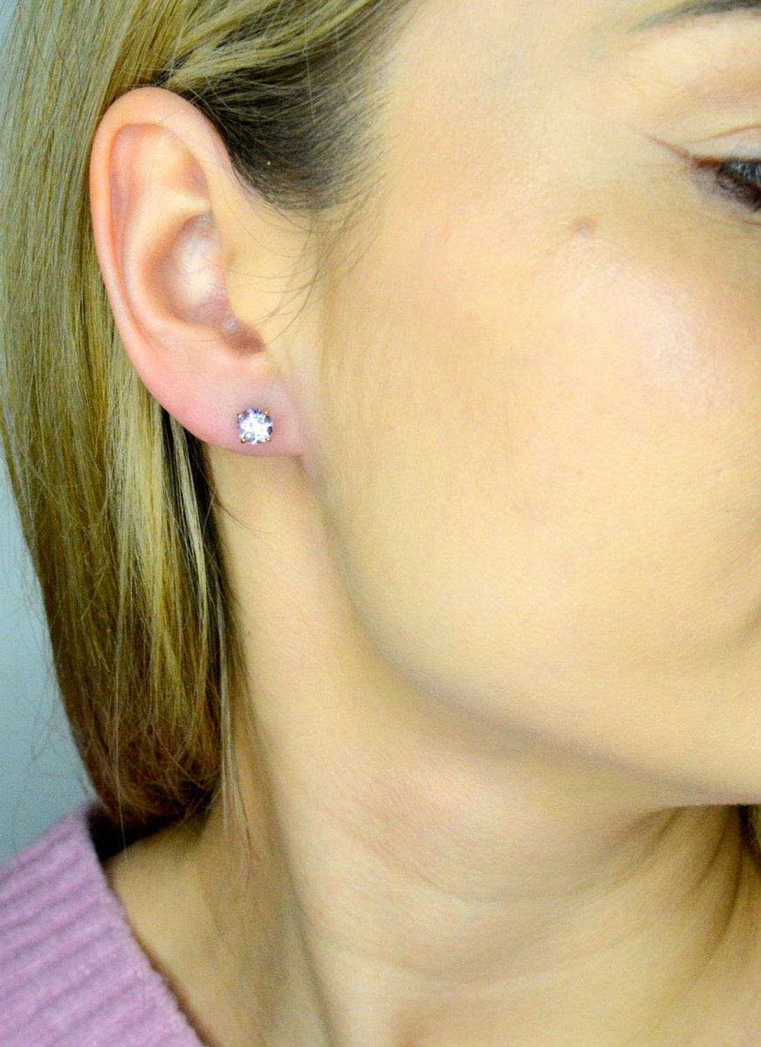 Kolczyki ametyst złote próba 585, DIA-KLC-12067-585 Pięknie oprawione cyrkonie migoczą olśniewającymi kamieniami, tworząc razem z delikatnym złotem niezwykłą kompozycję.jpg