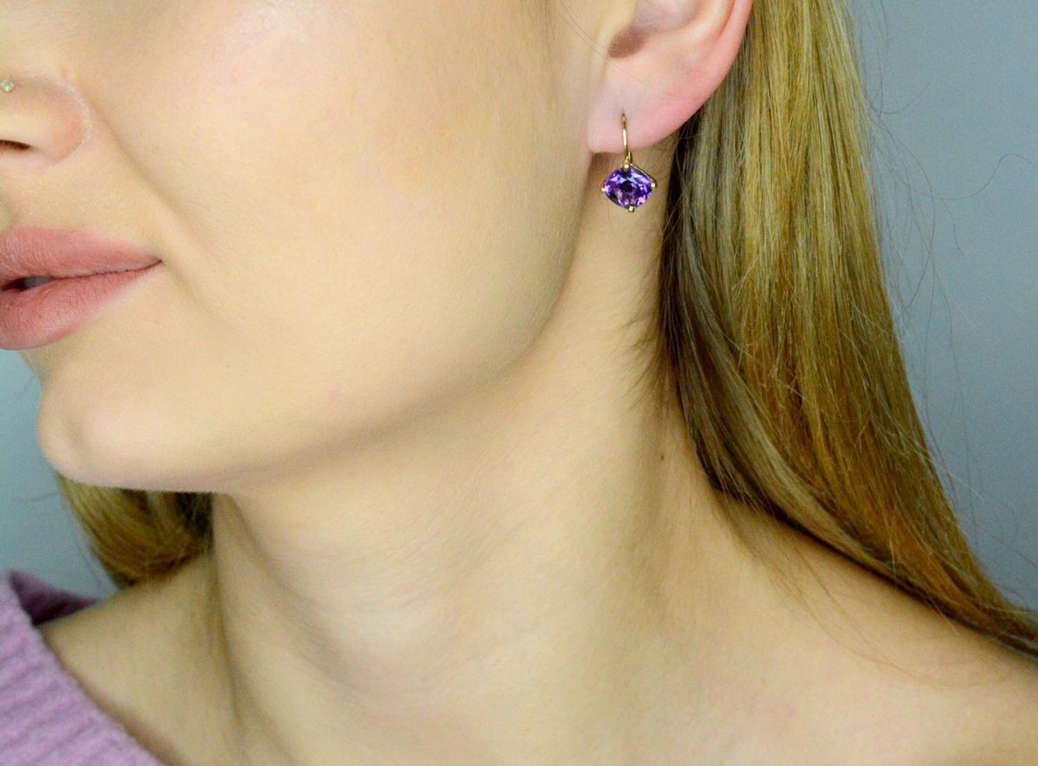 Kolczyki złote ametyst próba 585, DIA-KLC-12069-585. Stylowe kolczyki wykonane z wysokiej jakości złota próby 585. Kolczyki mają kwadratowy kształt, ozdobione kwarcem zielonym..jpg