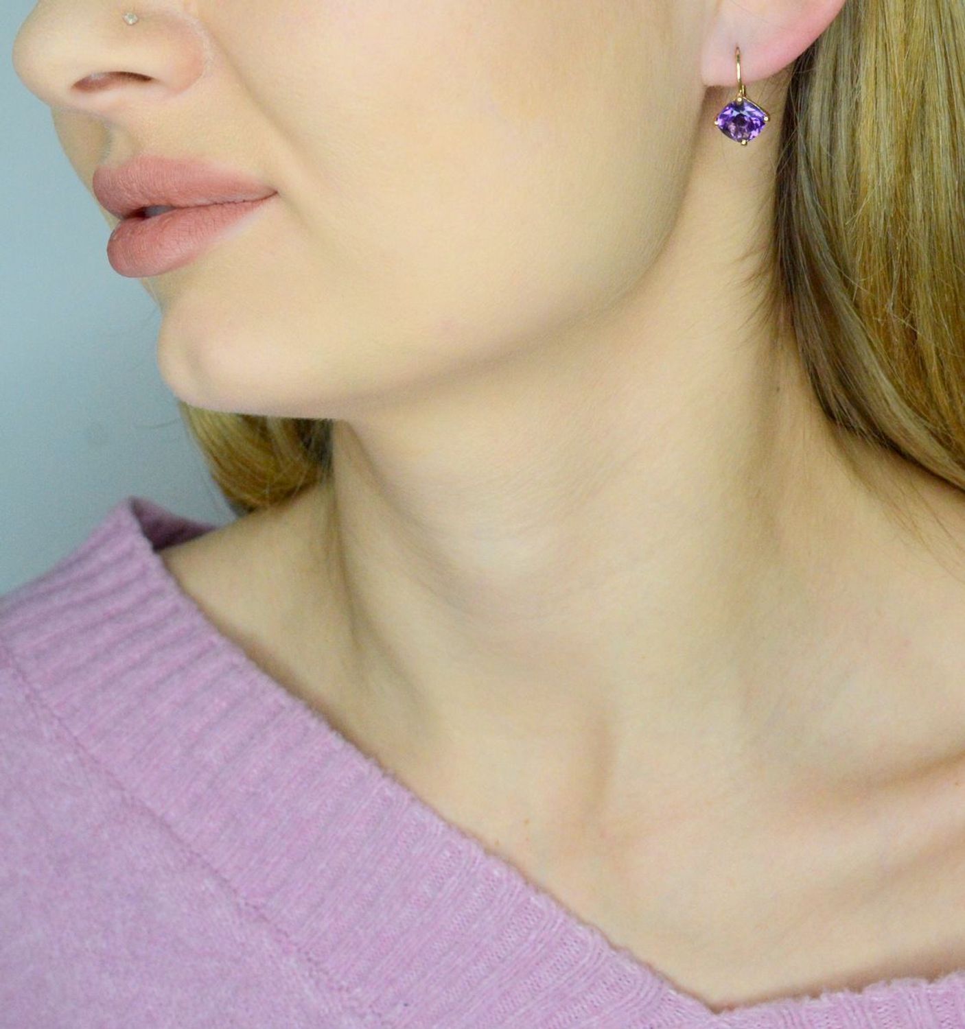 Kolczyki złote ametyst próba 585, DIA-KLC-12069-585. Stylowe kolczyki wykonane z wysokiej jakości złota próby 585. Kolczyki mają kwadratowy kształt, ozdobione kwarcem zielonym..jpg