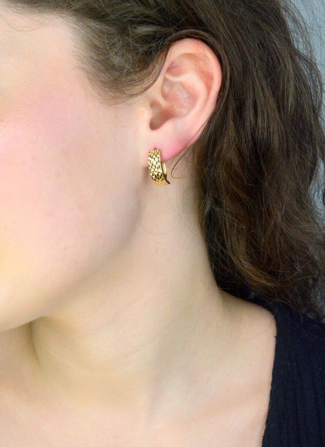 Kolczyki złote grawerowane próba 585 DIA-KLC-12078-585 Stylowe kolczyki wykonane z wysokiej jakości złota próby 585. Kolczyki mają podłużny kształt grawerowany. 1.jpg