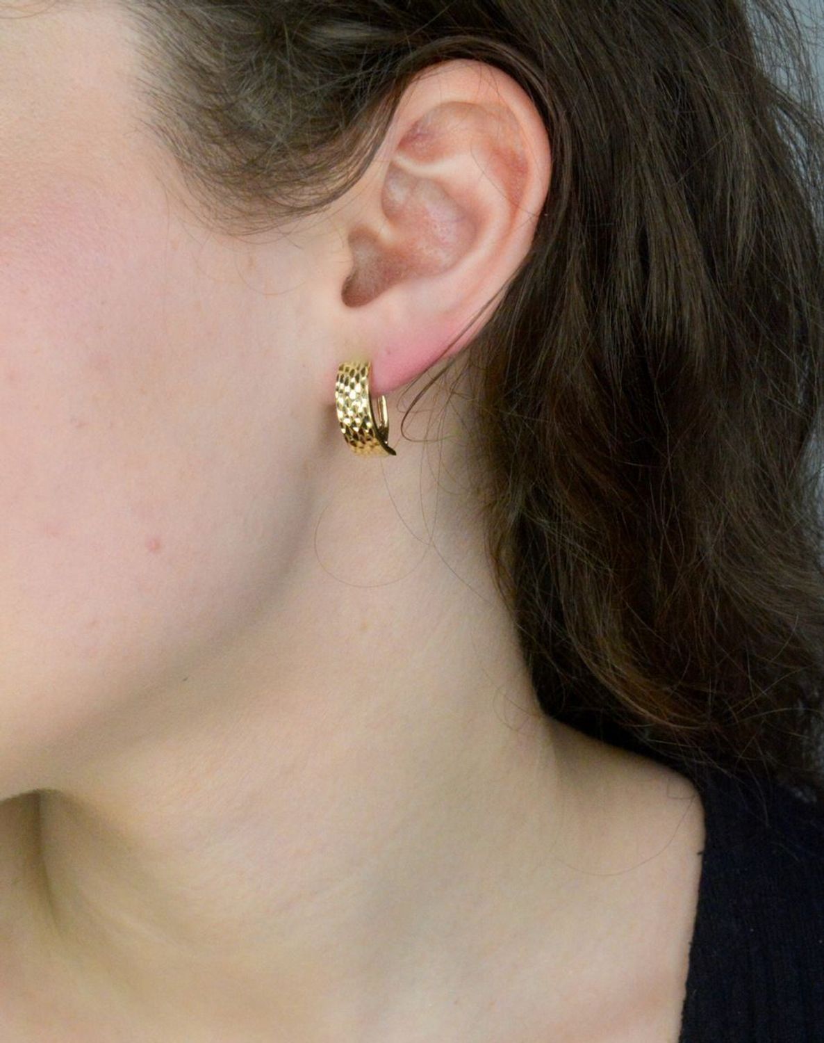 Kolczyki złote grawerowane próba 585 DIA-KLC-12078-585 Stylowe kolczyki wykonane z wysokiej jakości złota próby 585. Kolczyki mają podłużny kształt grawerowany. 1.jpg