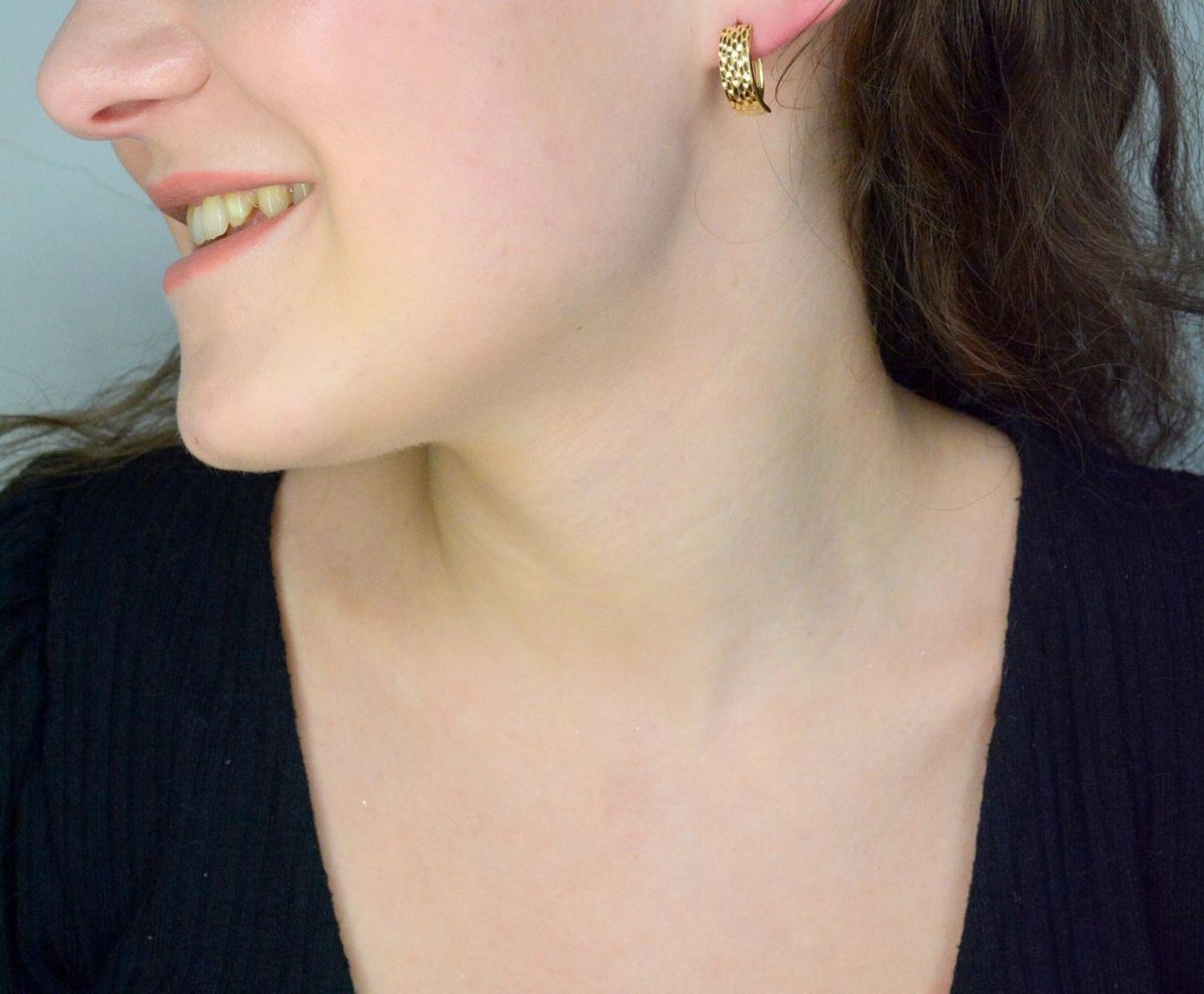 Kolczyki złote grawerowane próba 585 DIA-KLC-12078-585 Stylowe kolczyki wykonane z wysokiej jakości złota próby 585. Kolczyki mają podłużny kształt grawerowany. 1.jpg