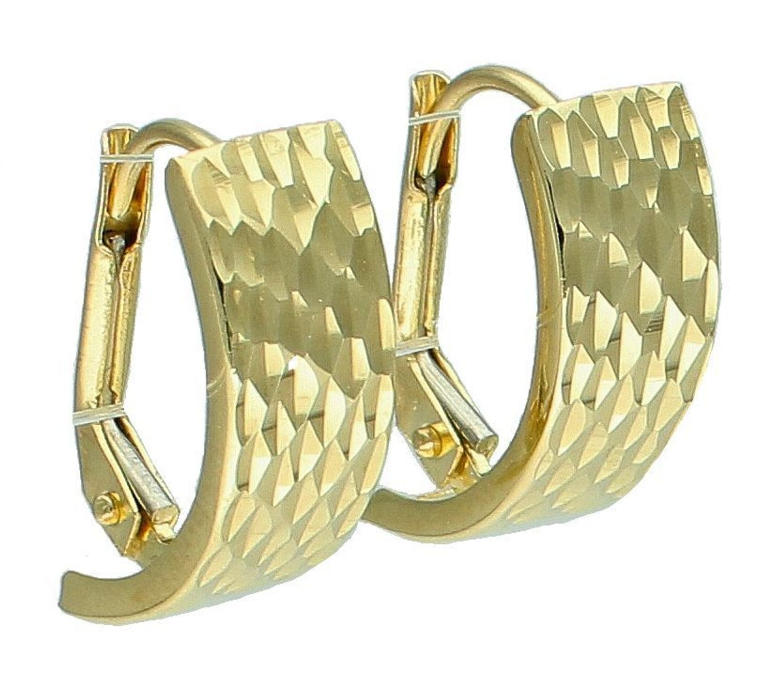 Kolczyki złote grawerowane próba 585 DIA-KLC-12078-585 Stylowe kolczyki wykonane z wysokiej jakości złota próby 585. Kolczyki mają podłużny kształt grawerowany. 1.jpg