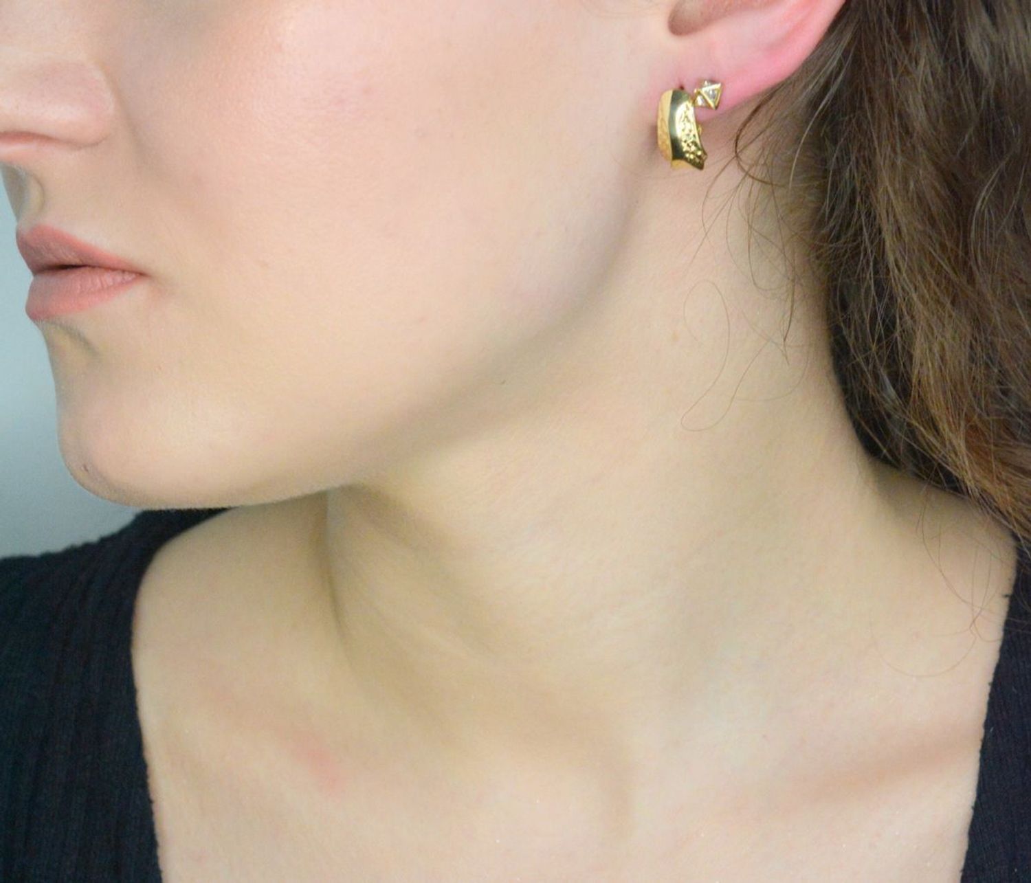 Kolczyki złote grawerowane próba 585 DIA-KLC-12079-585, Stylowe kolczyki wykonane z wysokiej jakości złota próby 585, grawerowane. Kolczyki to ponadczasowa biżuteria1.jpg