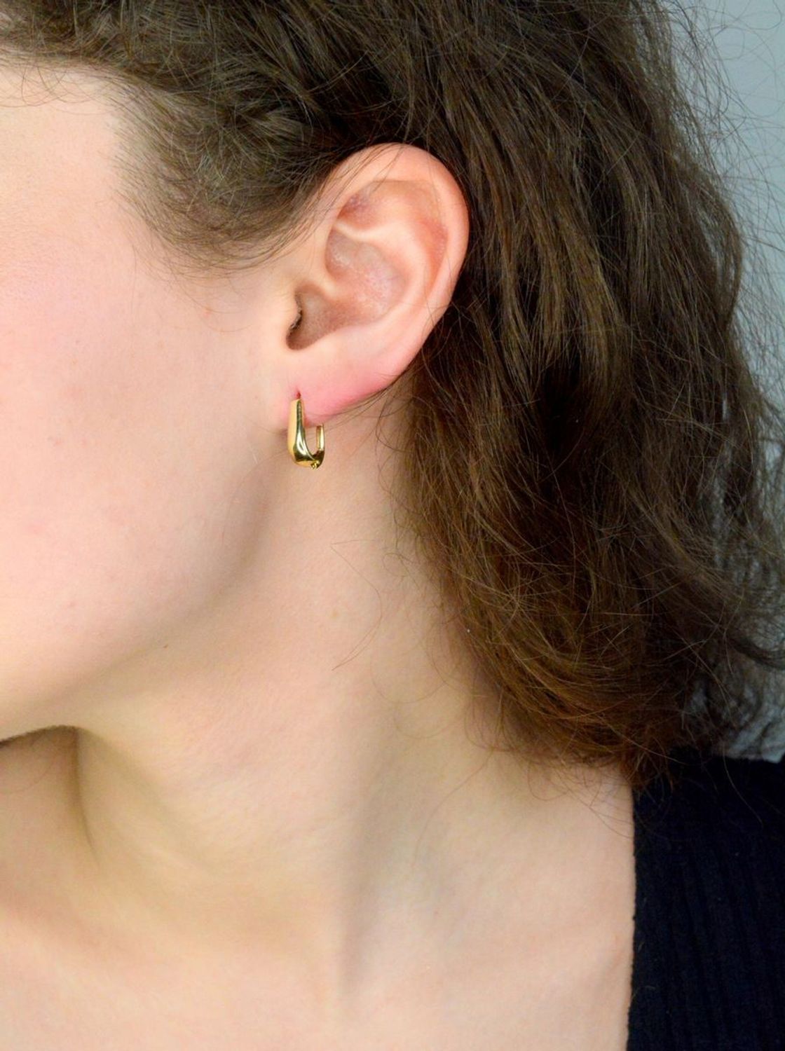 Kolczyki złote proste próba 585 DIA-KLC-12080-585 Kolczyki wykonane z żółtego 14 karatowego złota w formie delikatnej biżuterii. Damskie kolczyki o geometrycznej formie to 1.jpg