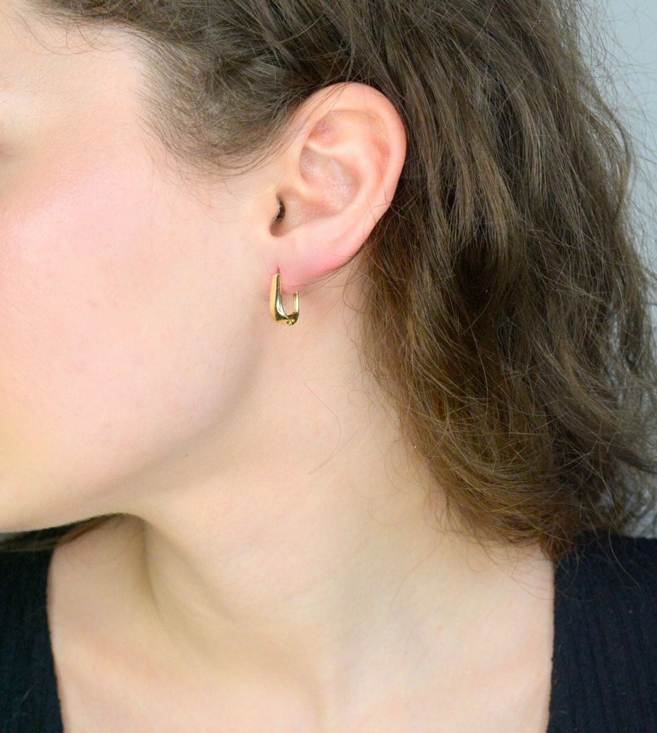 Kolczyki złote proste próba 585 DIA-KLC-12080-585 Kolczyki wykonane z żółtego 14 karatowego złota w formie delikatnej biżuterii. Damskie kolczyki o geometrycznej formie to 1.jpg