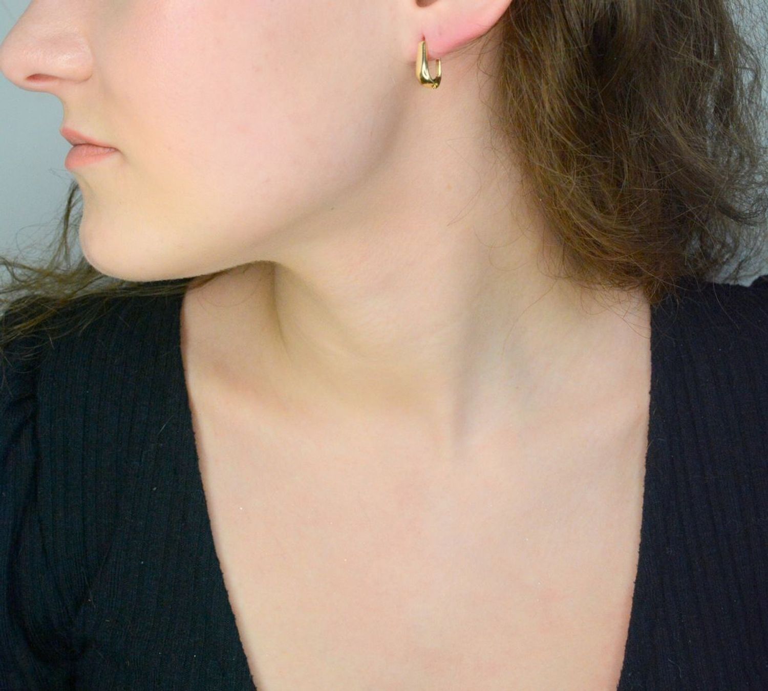 Kolczyki złote proste próba 585 DIA-KLC-12080-585 Kolczyki wykonane z żółtego 14 karatowego złota w formie delikatnej biżuterii. Damskie kolczyki o geometrycznej formie to 1.jpg