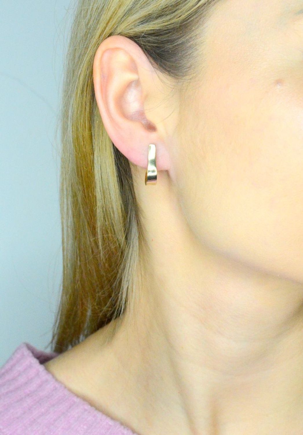 Stylowe kolczyki wykonane z wysokiej jakości złota próby 585. Kolczyki mają okrągły kształt, ozdobione zawinięta blaszką. Kolczyki to ponadczasowa biżuteria.jpg