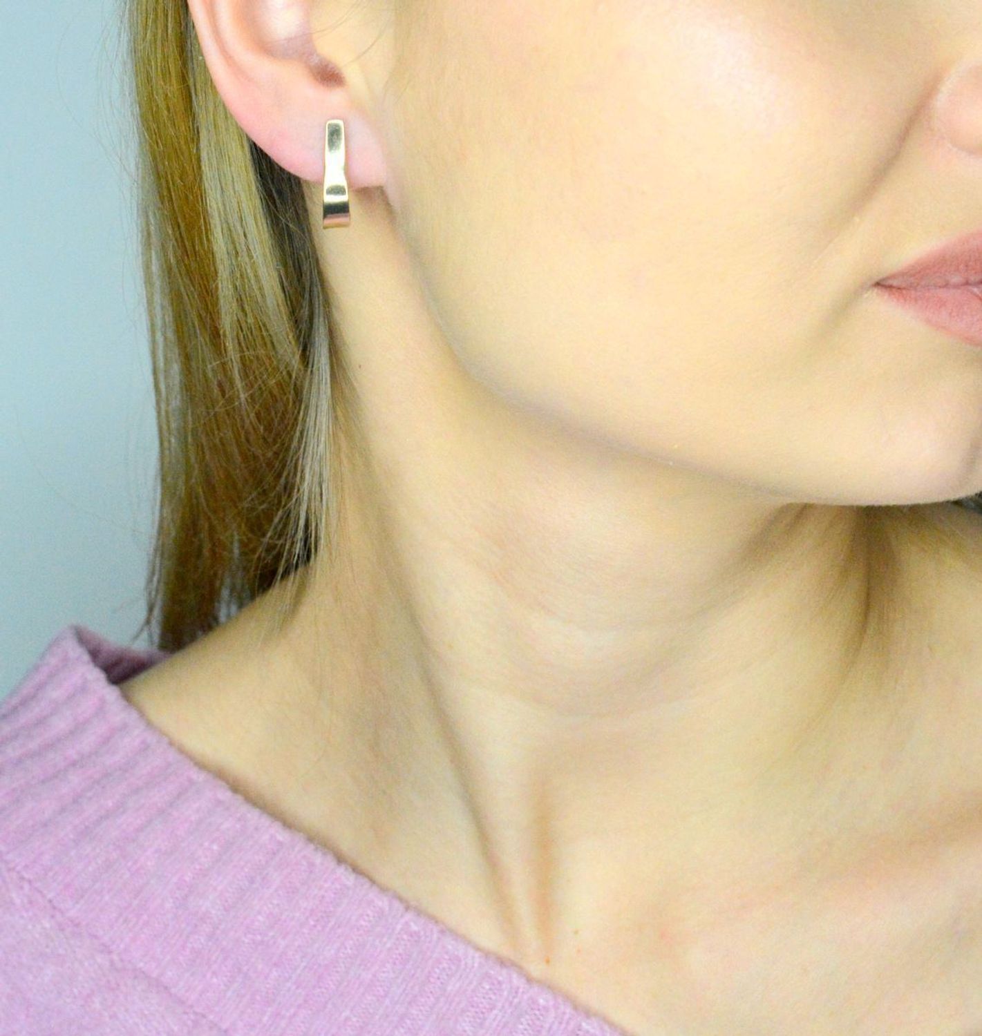 Stylowe kolczyki wykonane z wysokiej jakości złota próby 585. Kolczyki mają okrągły kształt, ozdobione zawinięta blaszką. Kolczyki to ponadczasowa biżuteria.jpg